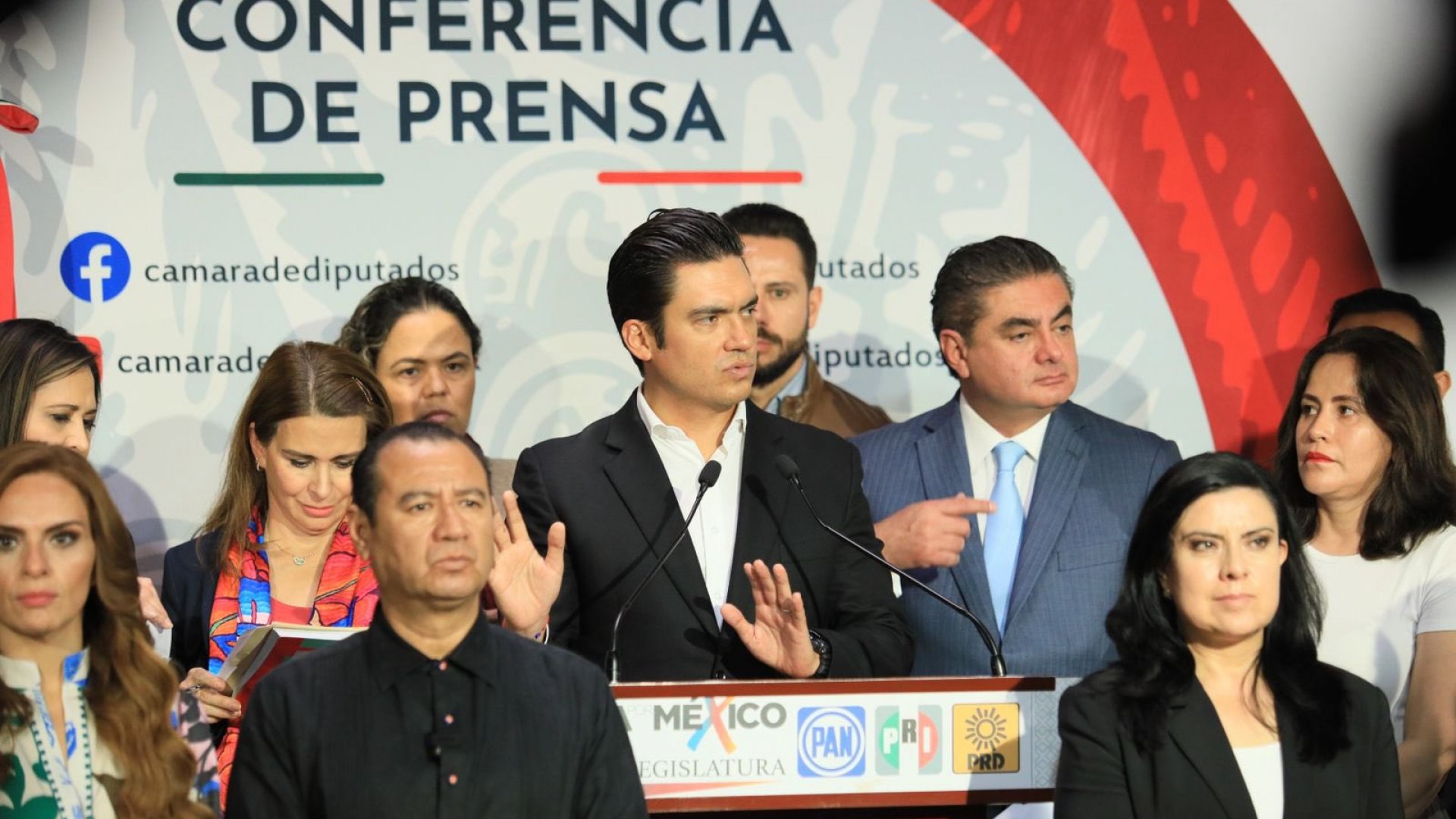 Va por México busca frenar la entrega de libros de texto de mano con la SCJN