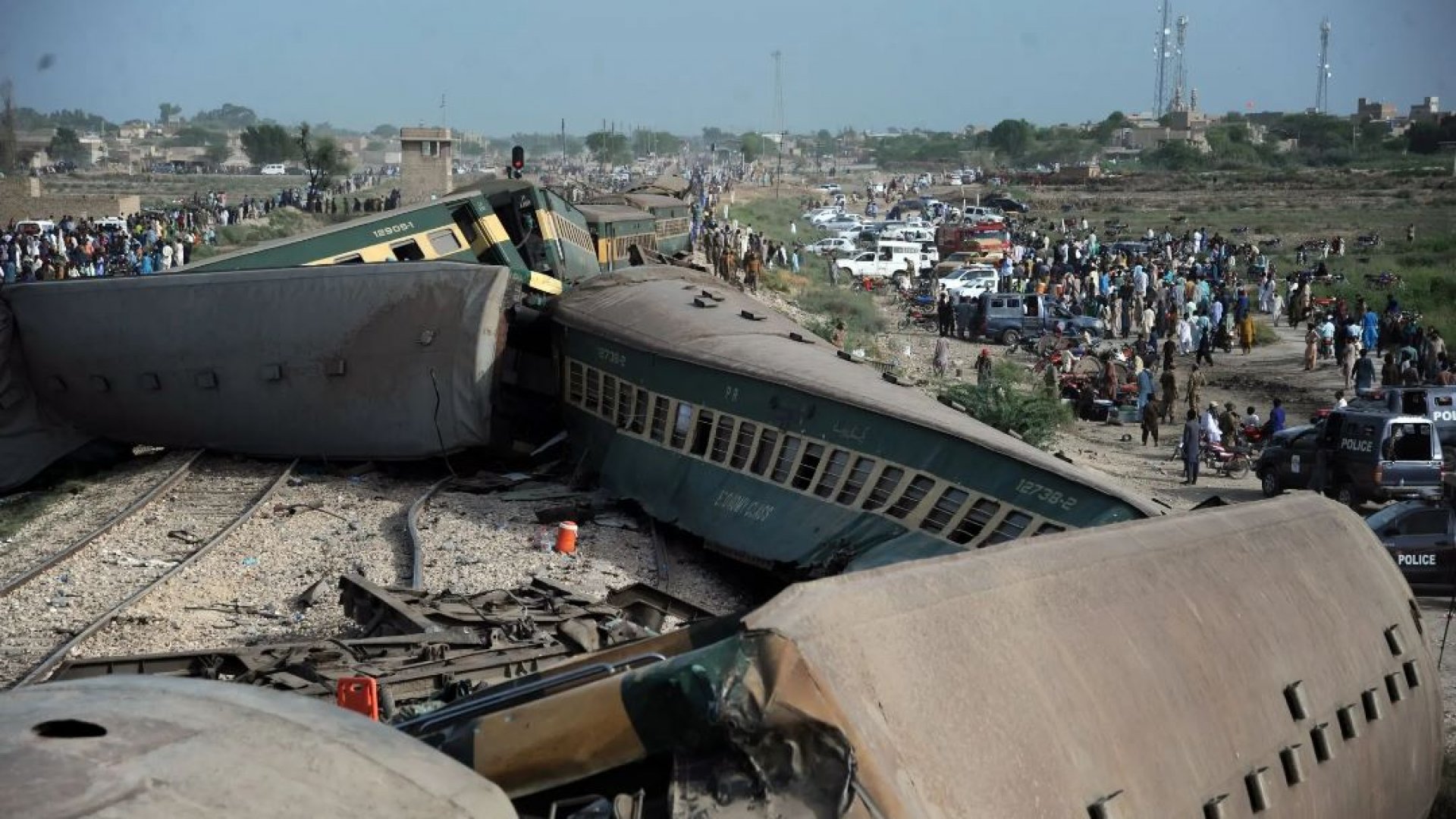 Deja al menos 30 muertos descarrilamiento de tren en Pakistán