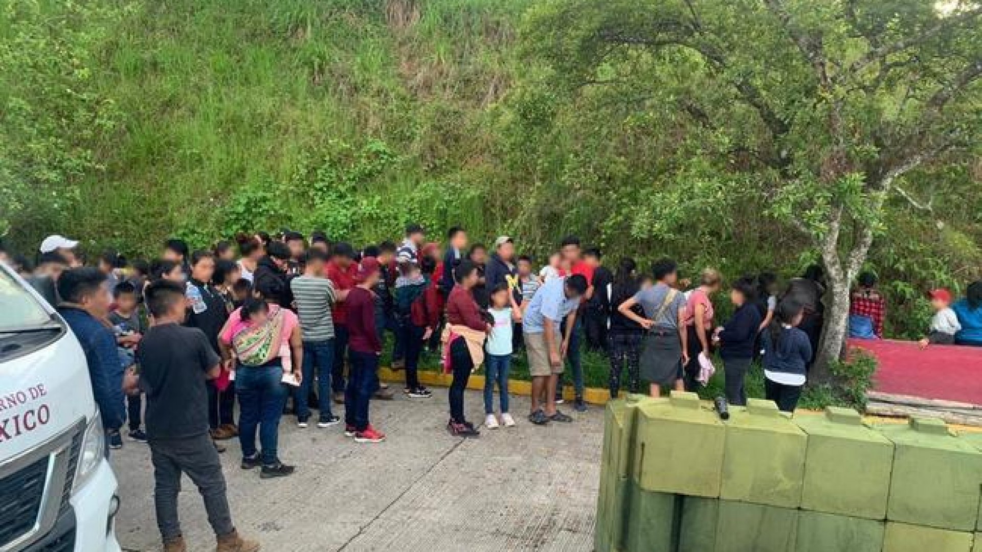 Ubican a 126 migrantes en autobús de turismo
