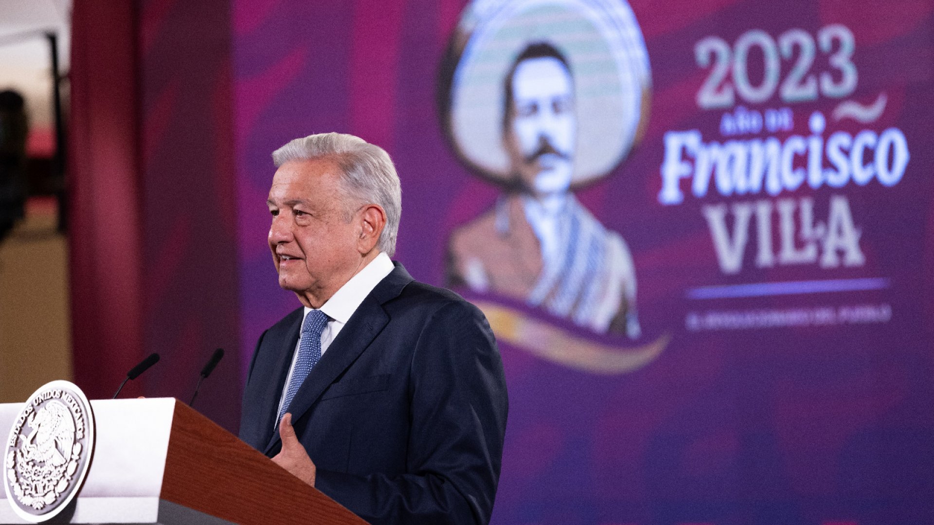 AMLO advierte a gobernadores que bloquear entrega de libros es anticonstitucional
