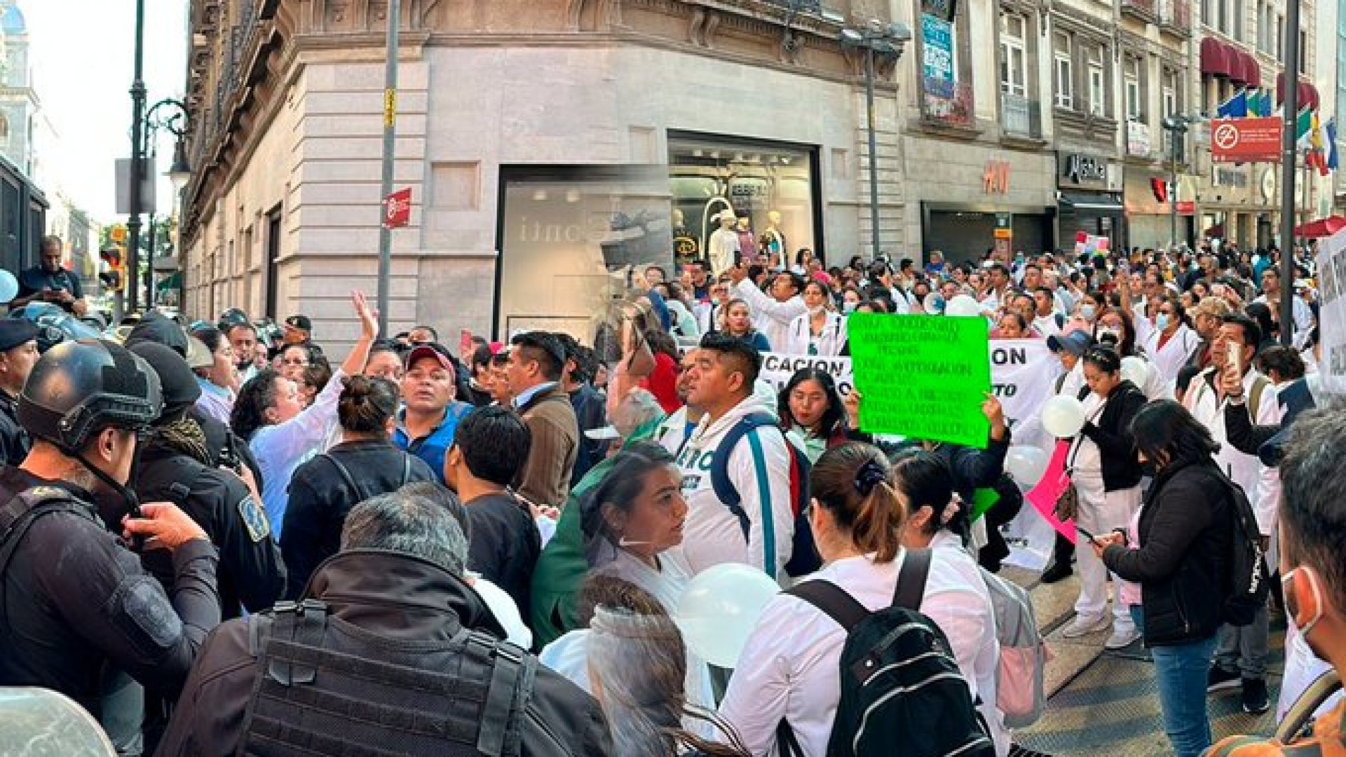 Trabajadores de Salud se manifiestan en CDMX; demandan estabilidad laboral