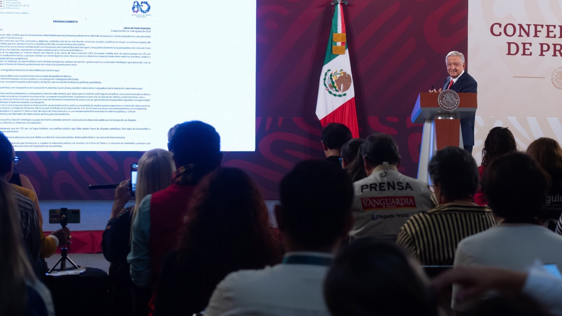 AMLO niega que libros de texto gratuito sean comunistas