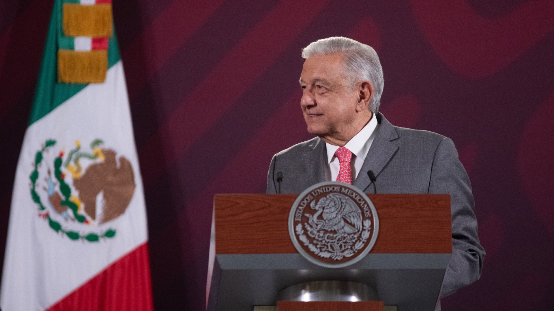 AMLO consultará a ciudadanos de estados en los que gobernadores de oposición busca bloquear entrega de libros