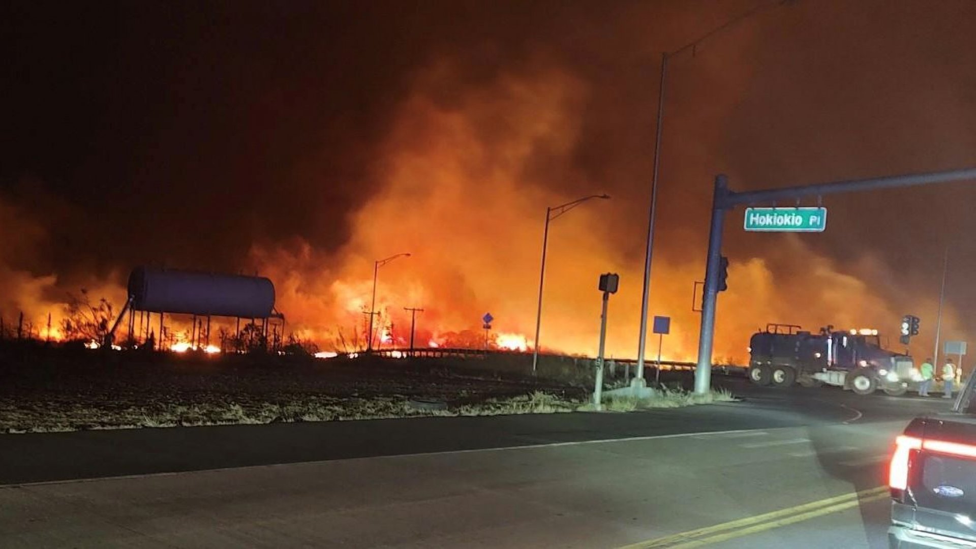 Incendios en Maui hacen saltar a gente al océano