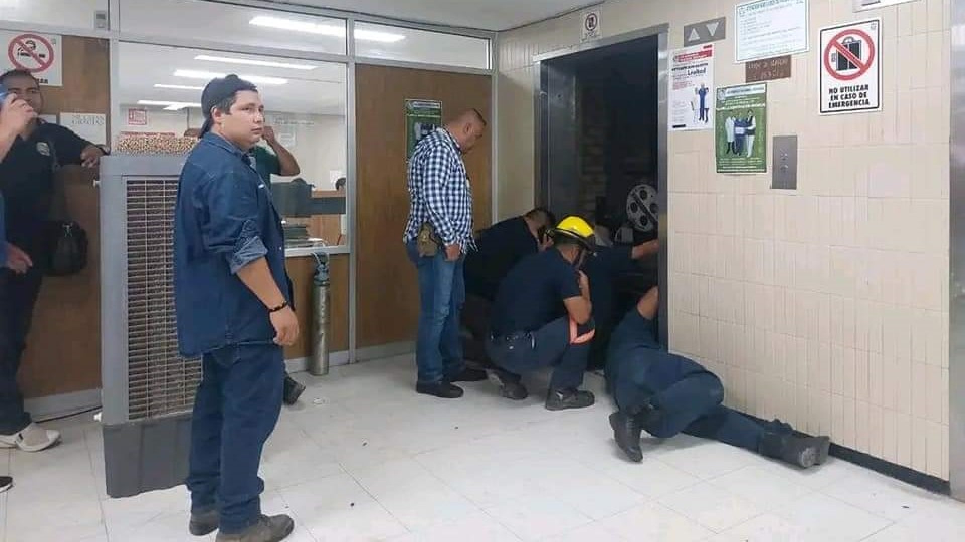 Falla otro ascensor del IMSS: rescatan a siete en clínica de Monclova