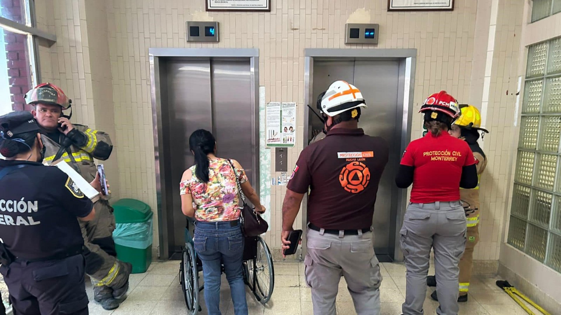 Elevador del IMSS deja atrapadas a cinco mujeres en Monterrey