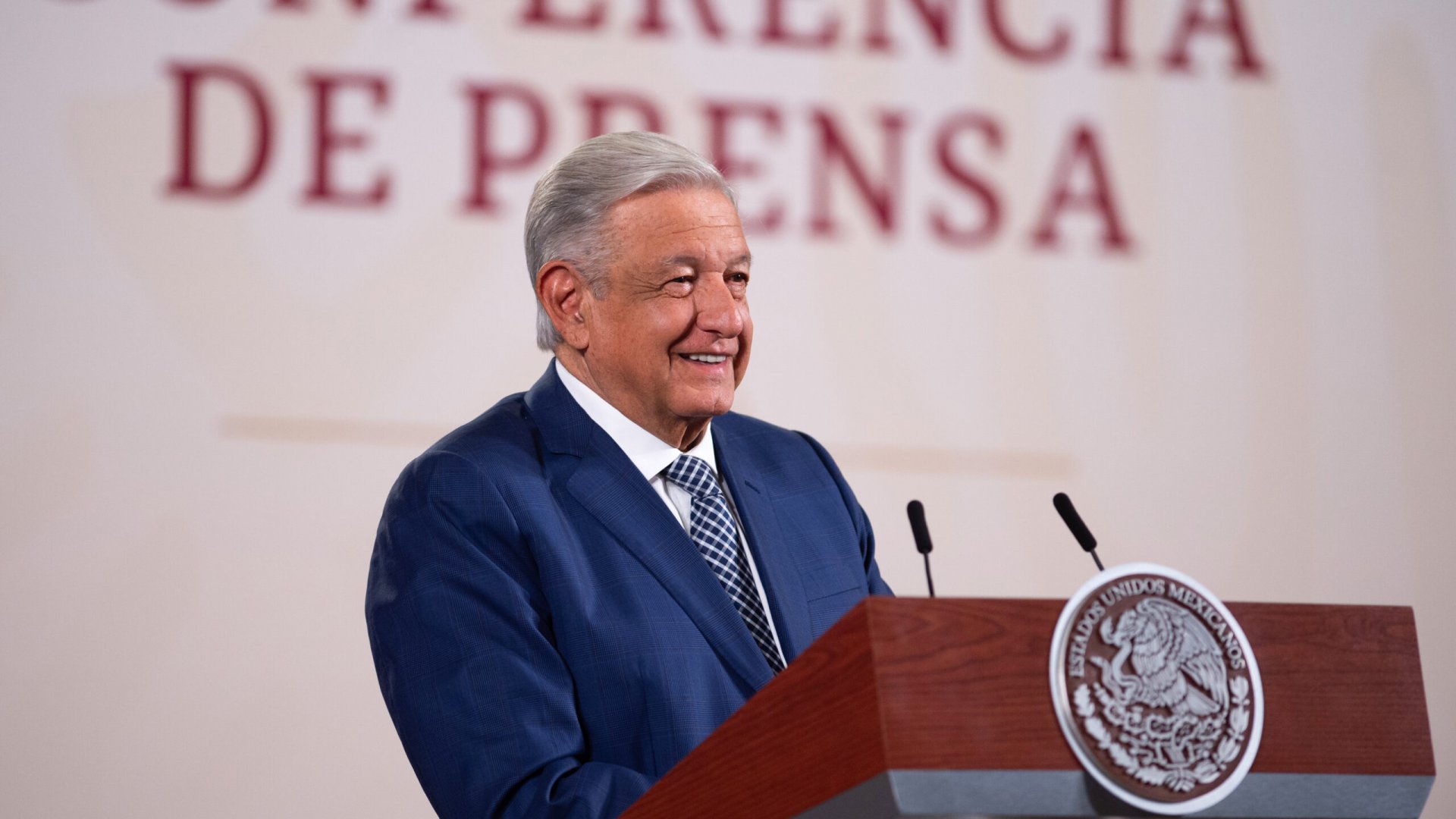 AMLO retoma defensa de libros de texto gratuitos, acusa campaña ‘exagerada’