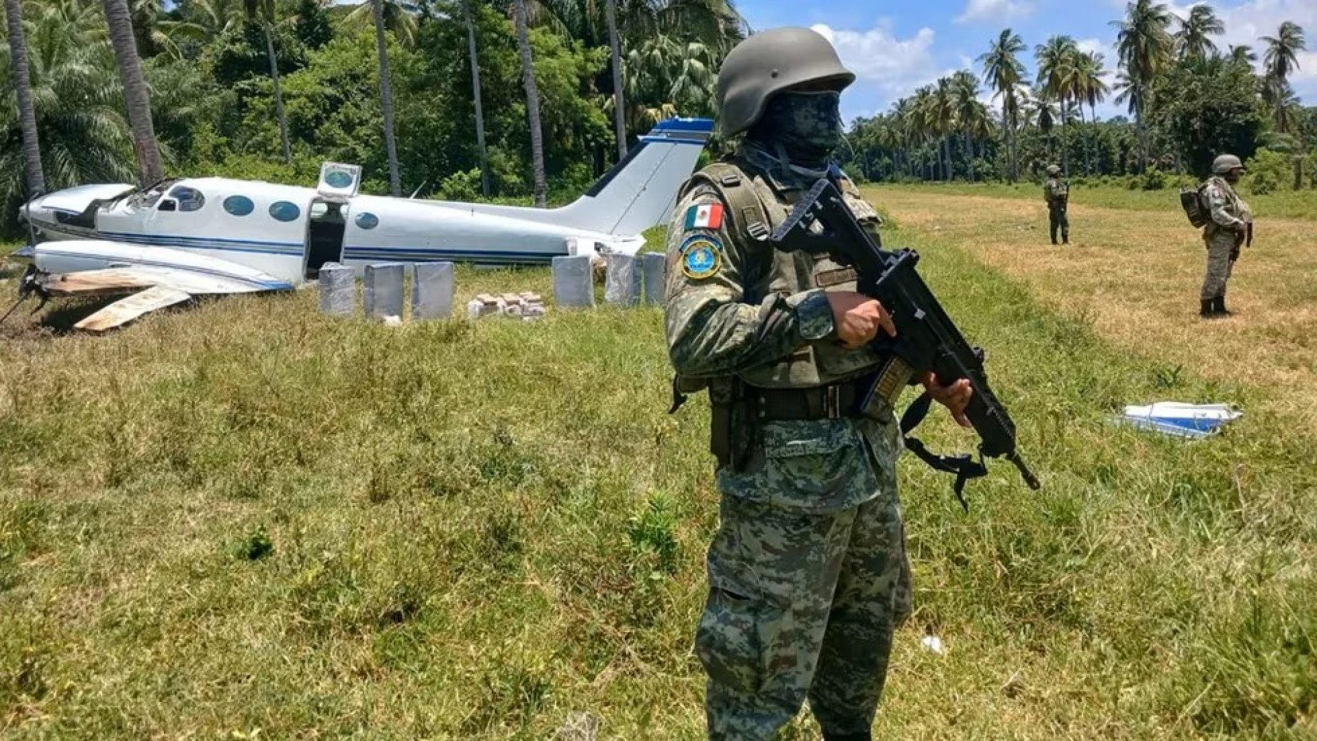 Sedena asegura aeronave con 400 kg de cocaína en Chiapas