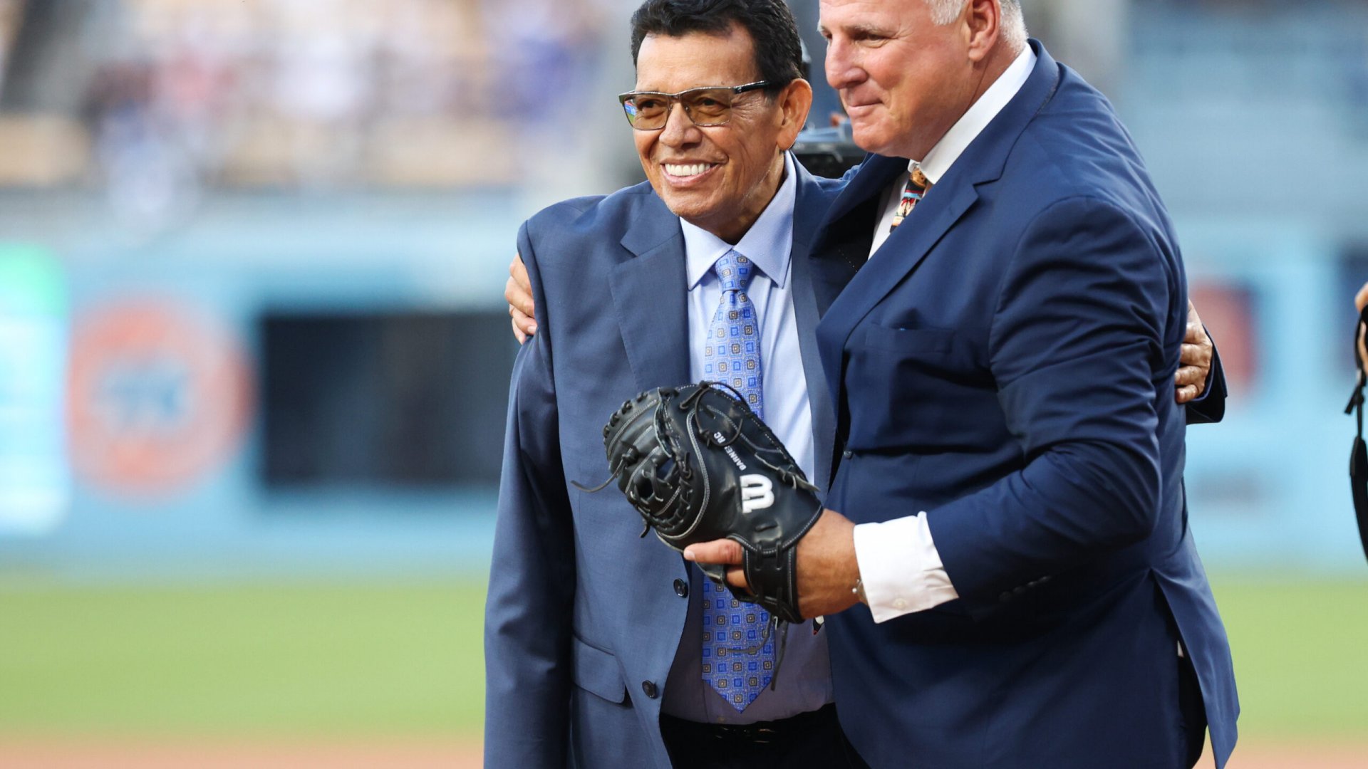 Rinden homenaje a Fernando Valenzuela: retiran número 34 de los Dodgers