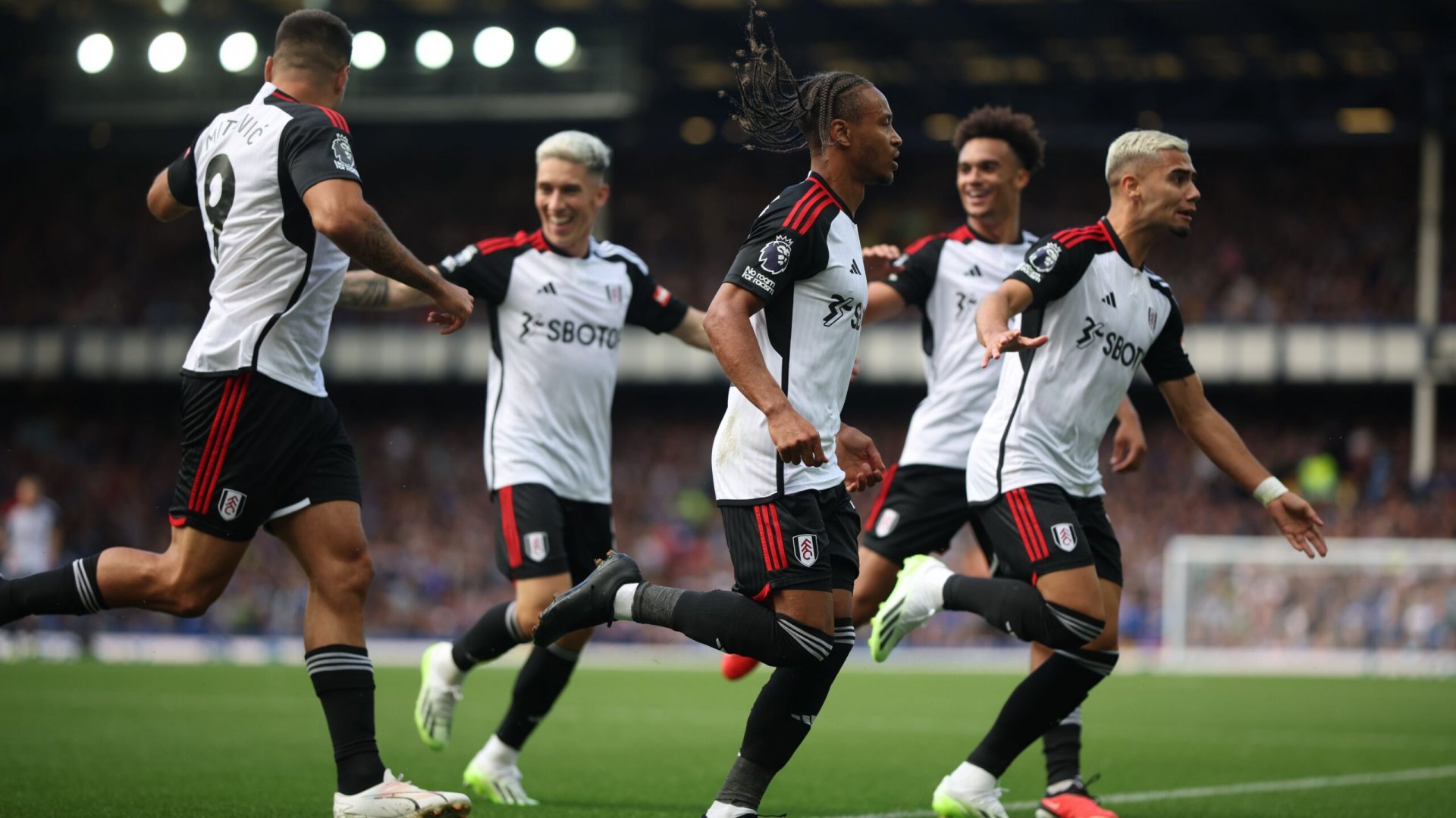 Raúl Jiménez casi anota en debut con el Fulham