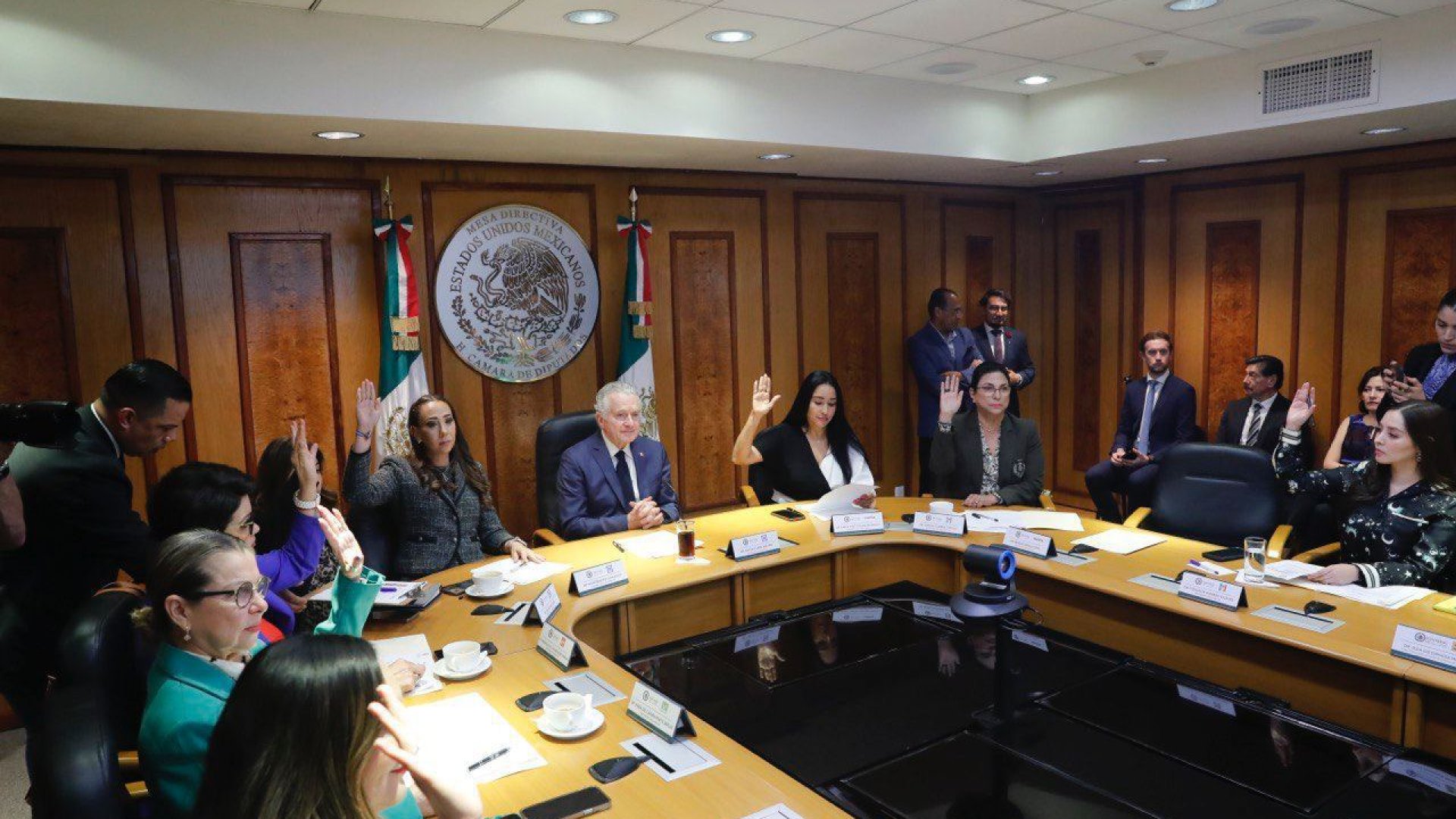 Oposición despide y reconoce trabajo de Creel; bloque oficialista acusa campaña en su contra