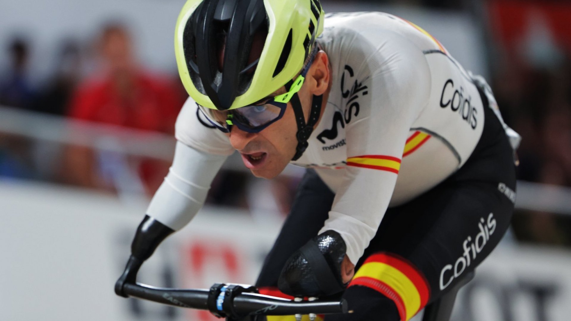 Premian a ciclista paralímpico sin brazos… con reloj de pulso