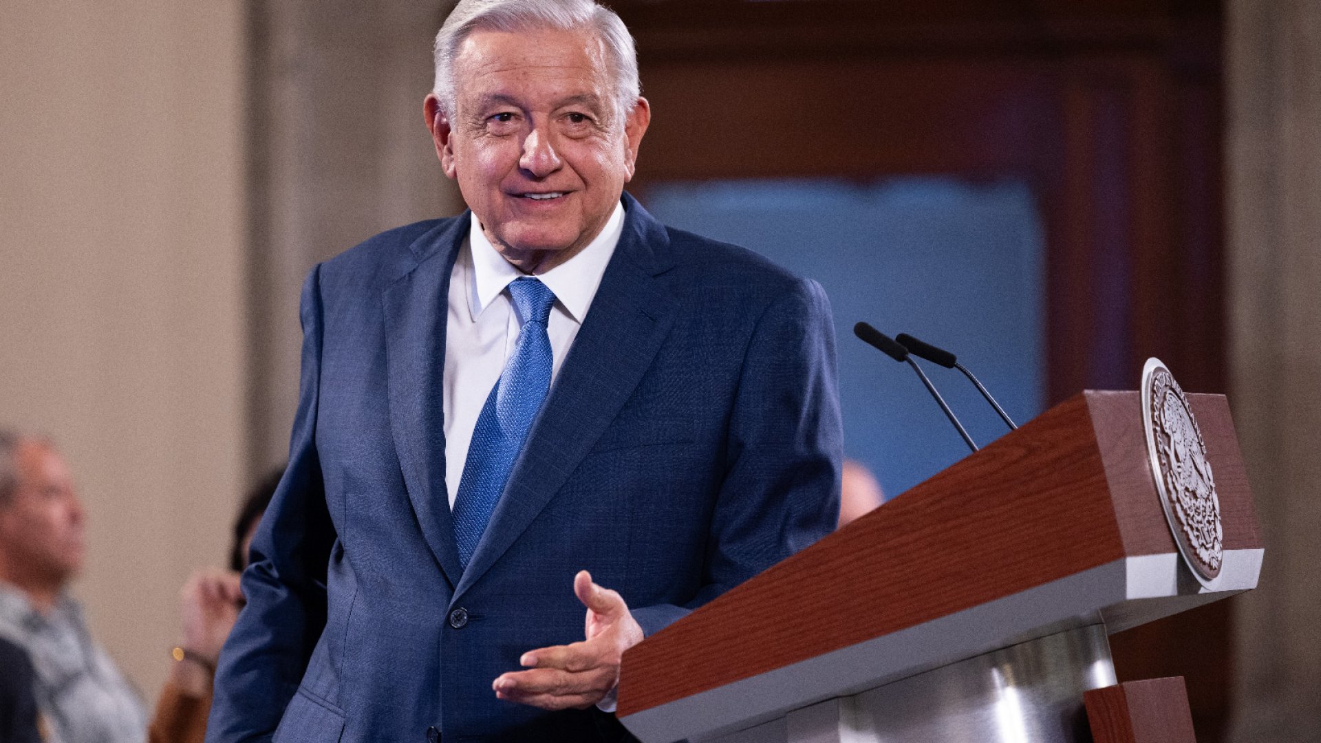 ‘¿Quién pompó?’: AMLO cuestiona propaganda de aspirantes de Morena