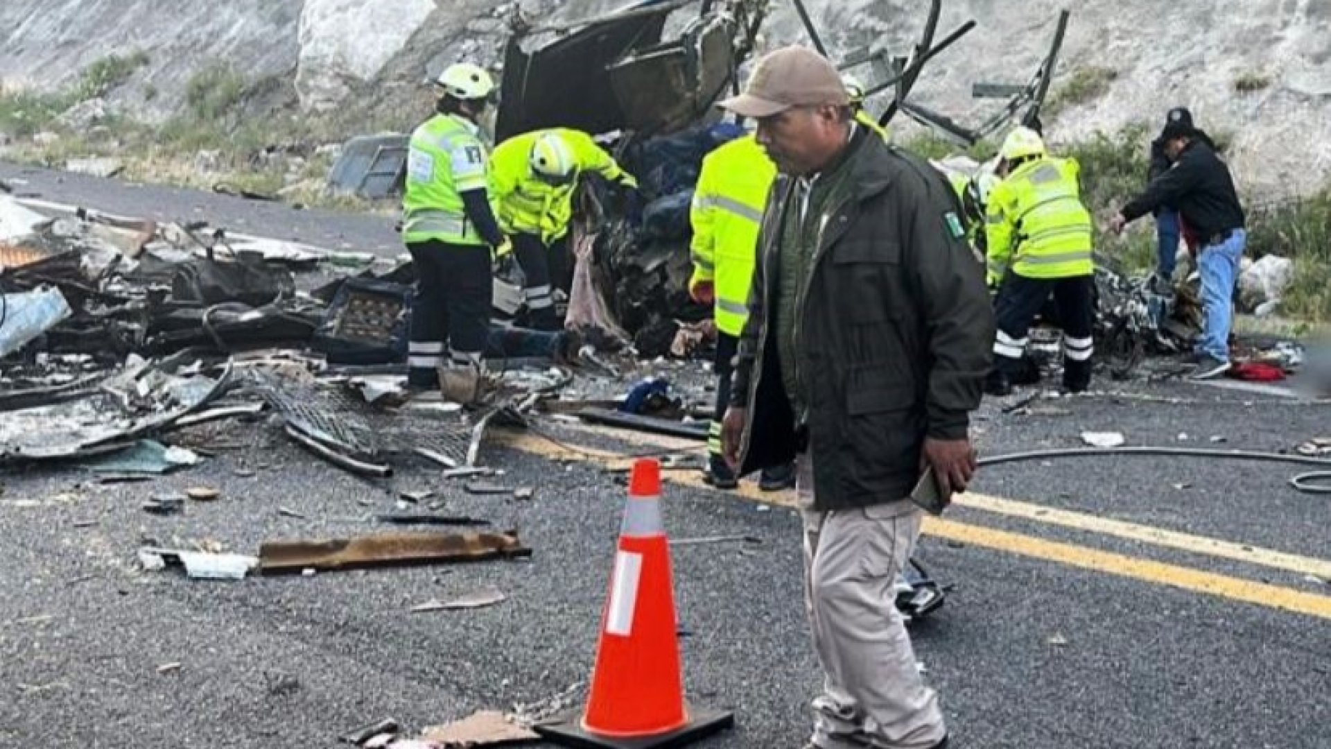Asciende a 16 los fallecidos por accidente de autobús en Oaxaca
