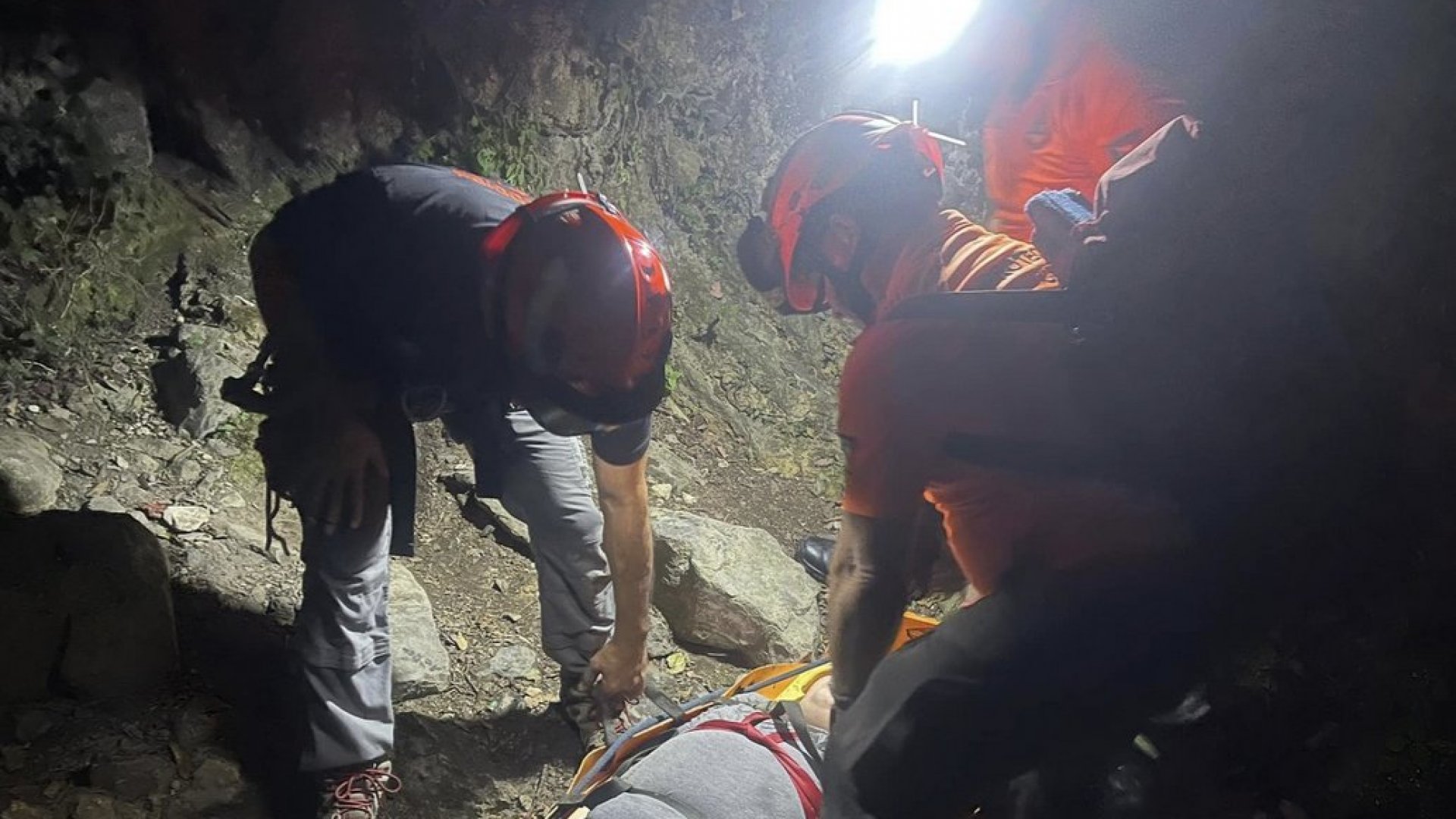 Rescatan a niño que cayó a pozo en Cerro de la Silla