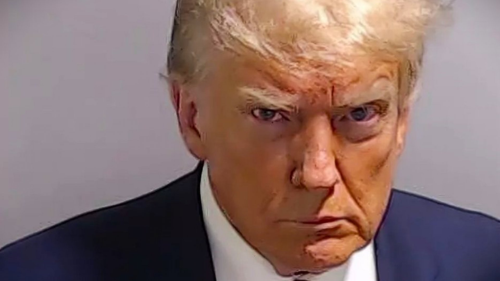 Donald Trump se entrega en cárcel de Georgia y sale bajo fianza