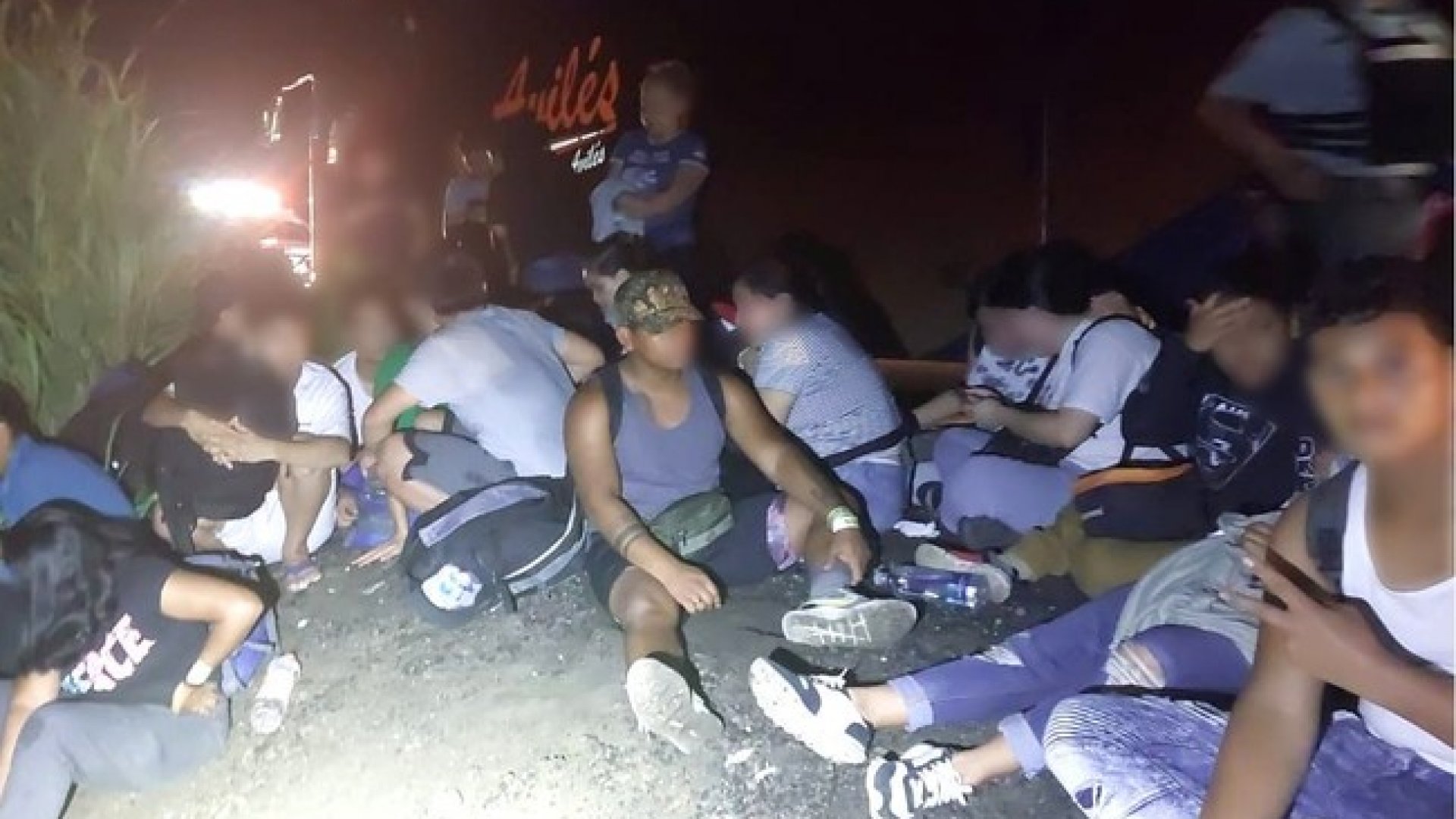 Vuelca camioneta con 27 migrantes en Veracruz