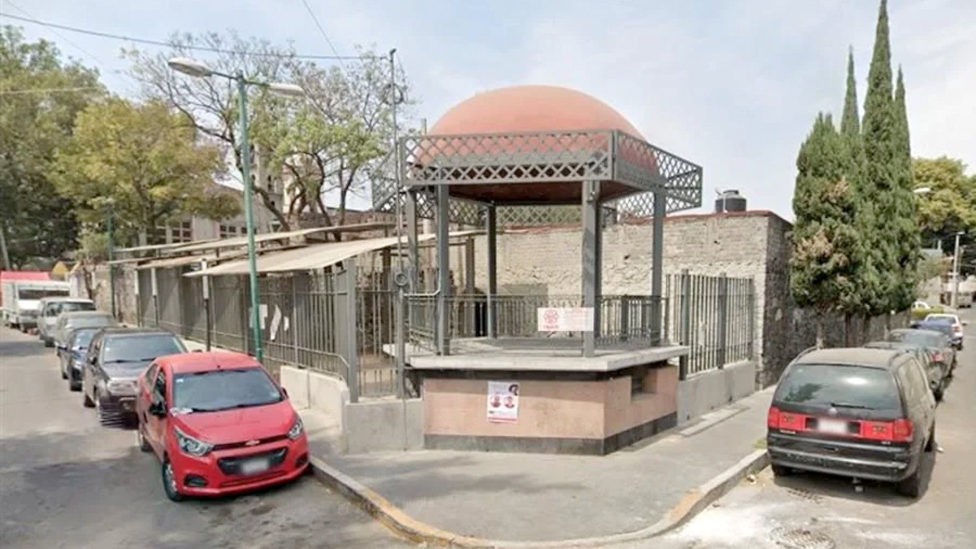 Enrejan plaza pública en Benito Juárez