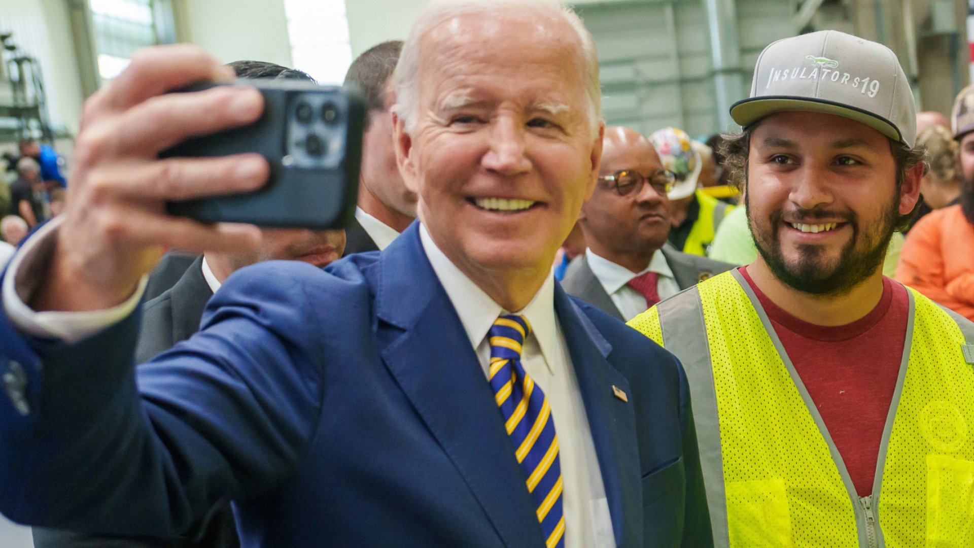 Biden se burla de foto policial de Trump