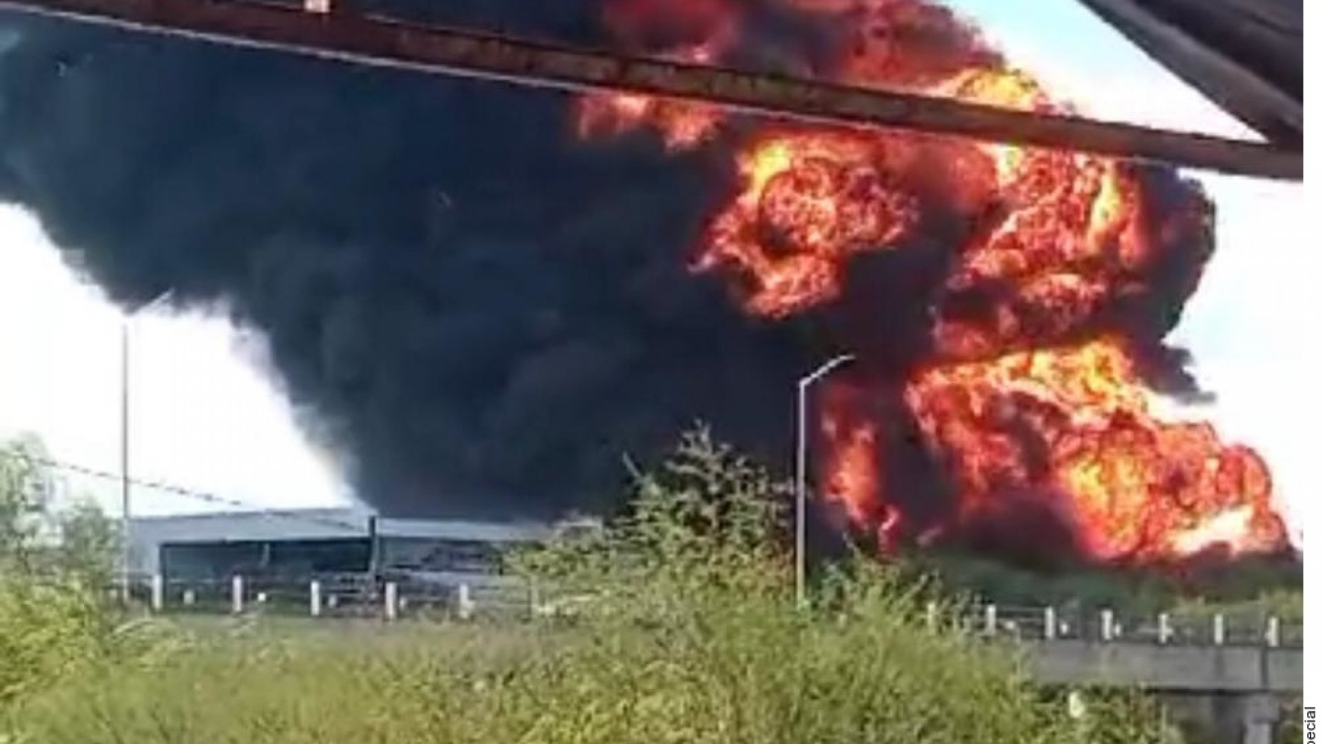 Explota contenedor de diésel en Cadereyta 