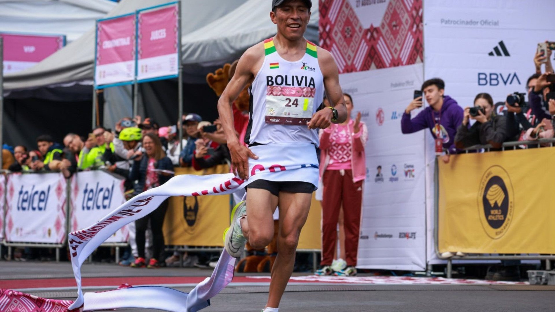 El boliviano Héctor Garibay gana Maratón de la CDMX y bate récord