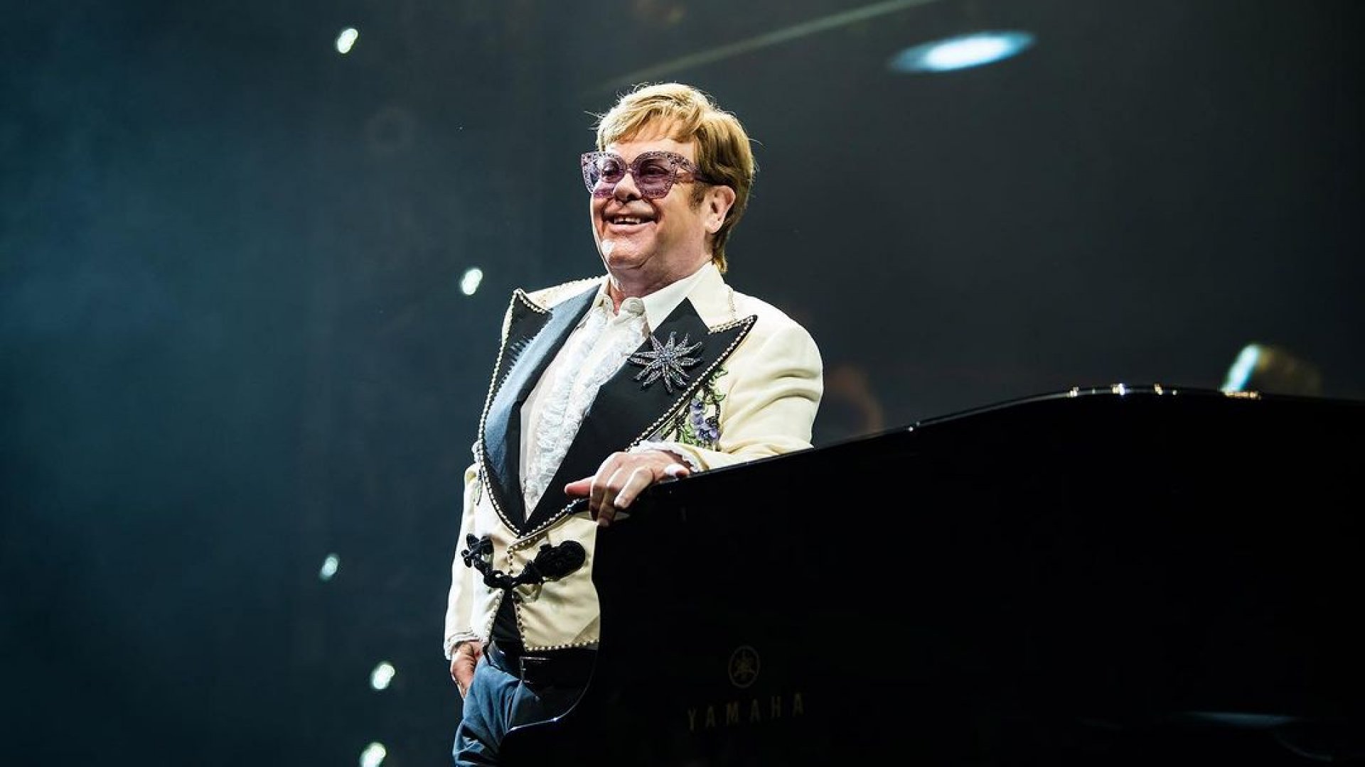 Elton John se cae y pasa la noche en el hospital