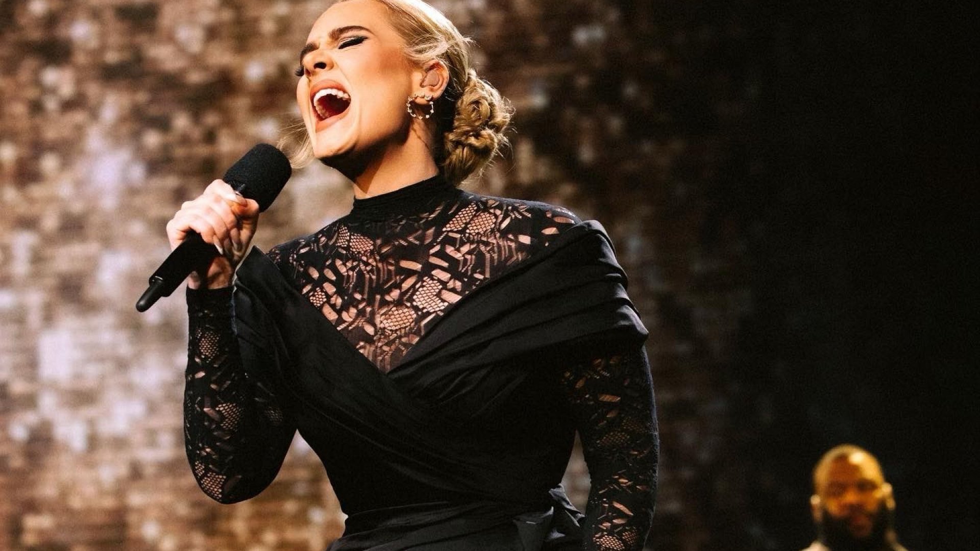 Adele colapsa por ciática entre bastidores