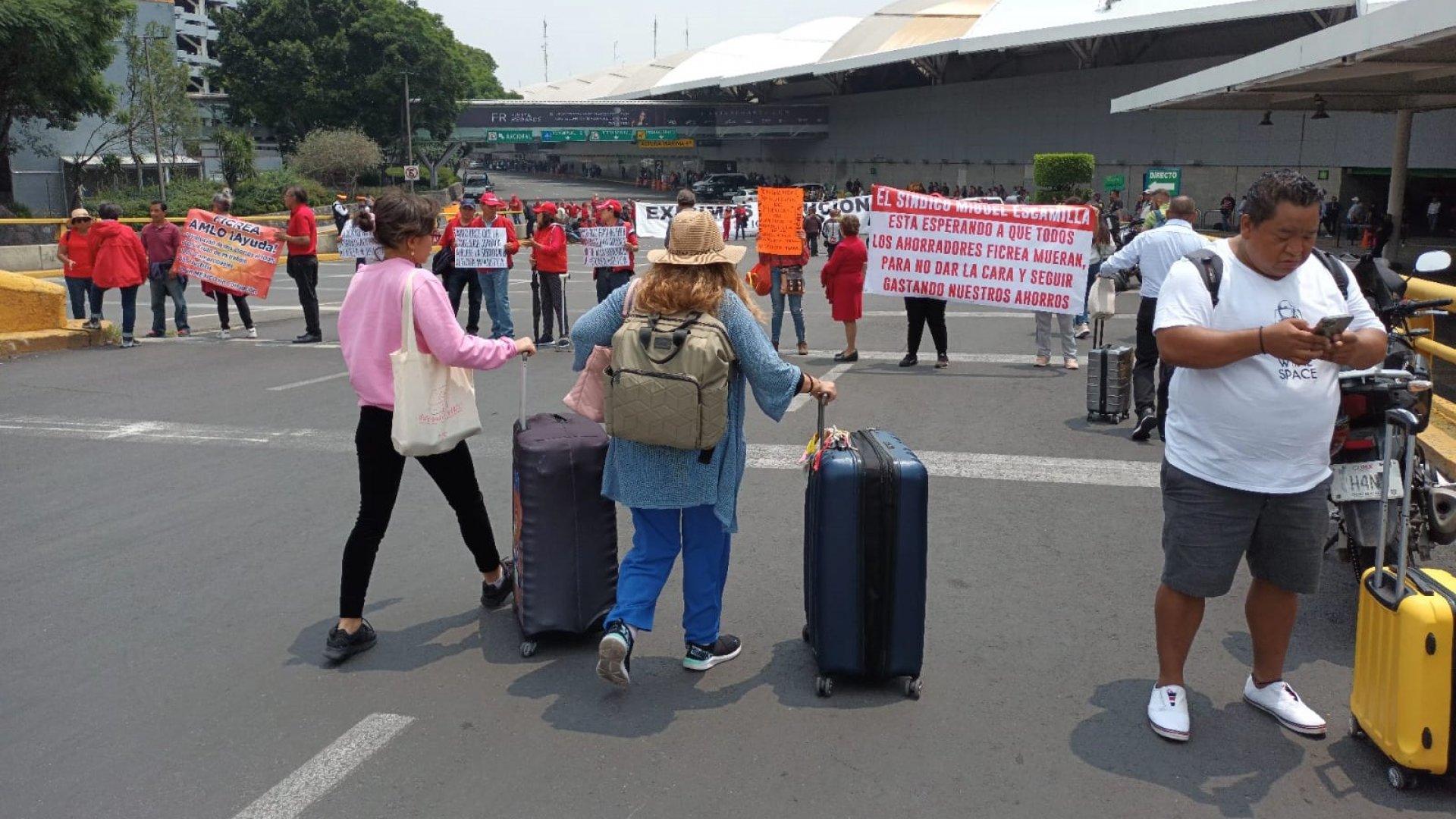 Bloquean acceso a T1 del Aeropuerto de la CDMX