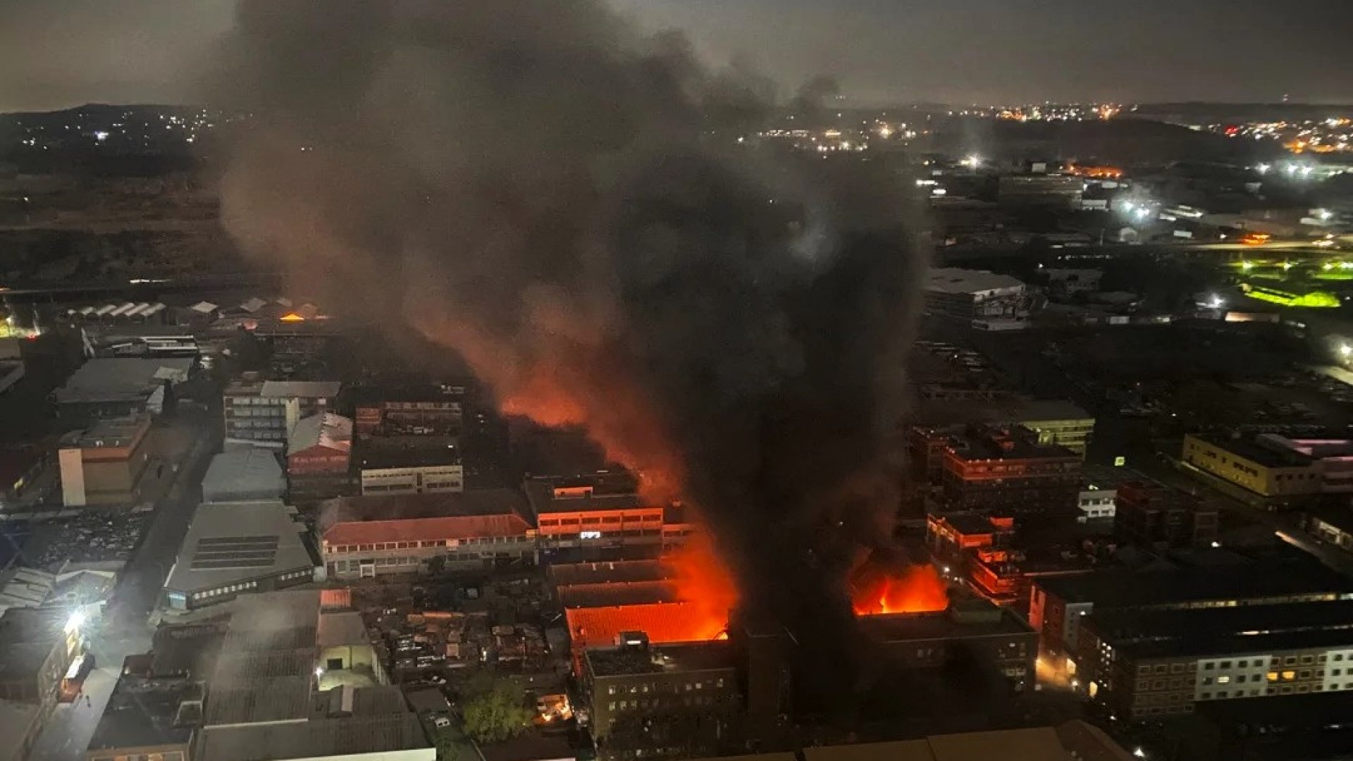 Incendio en edificio de Sudáfrica deja al menos 74 muertos