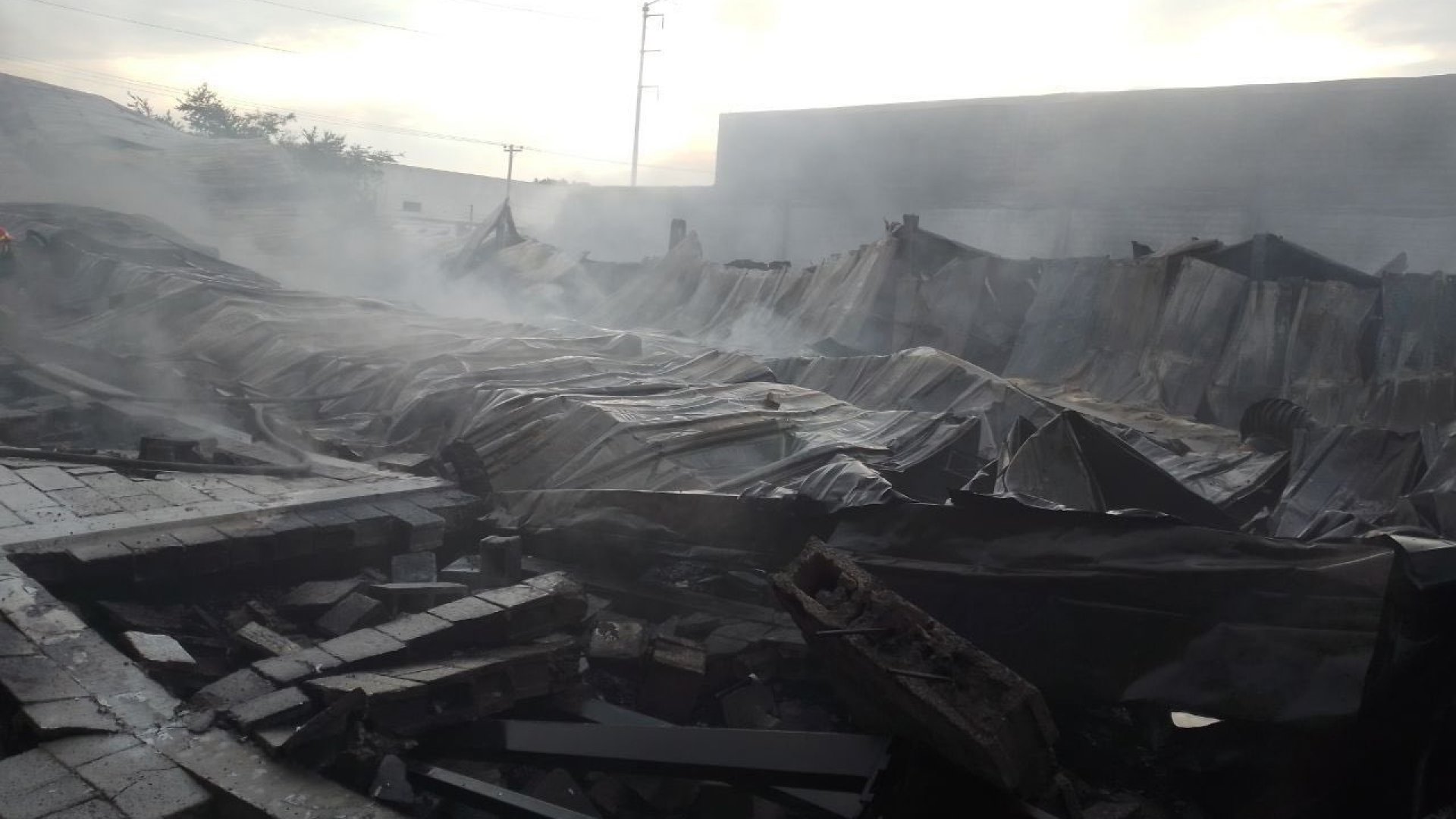 Incendio consume fábrica de calzado en Guadalajara