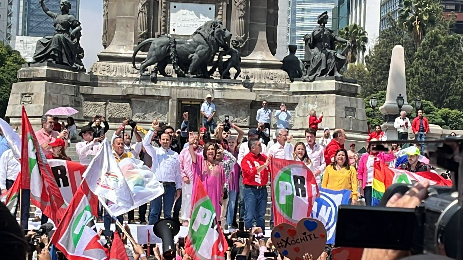 Xóchitl Gálvez recibe constancia como candidata del FAM desde el Ángel de la Independencia