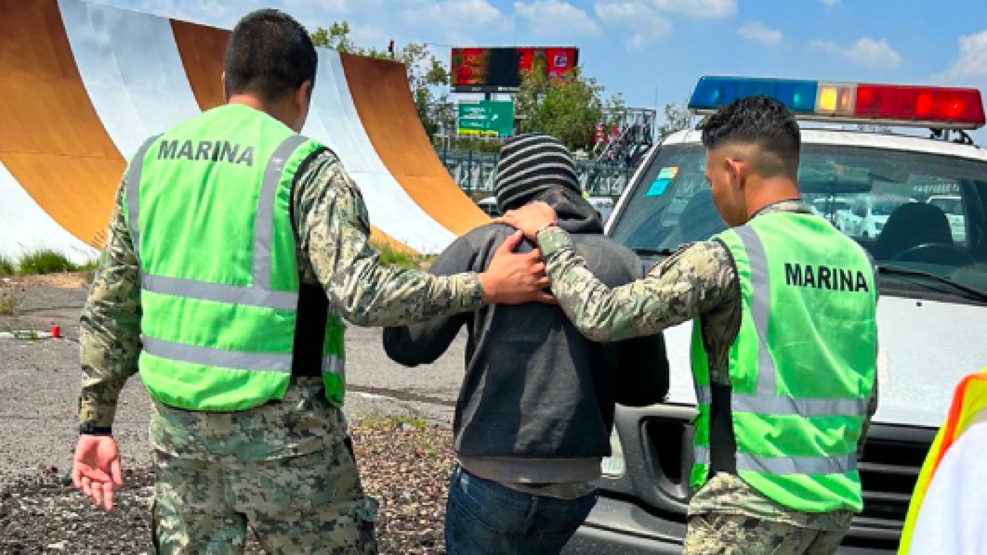 Se cuela polizón a tren de aterrizaje del AICM