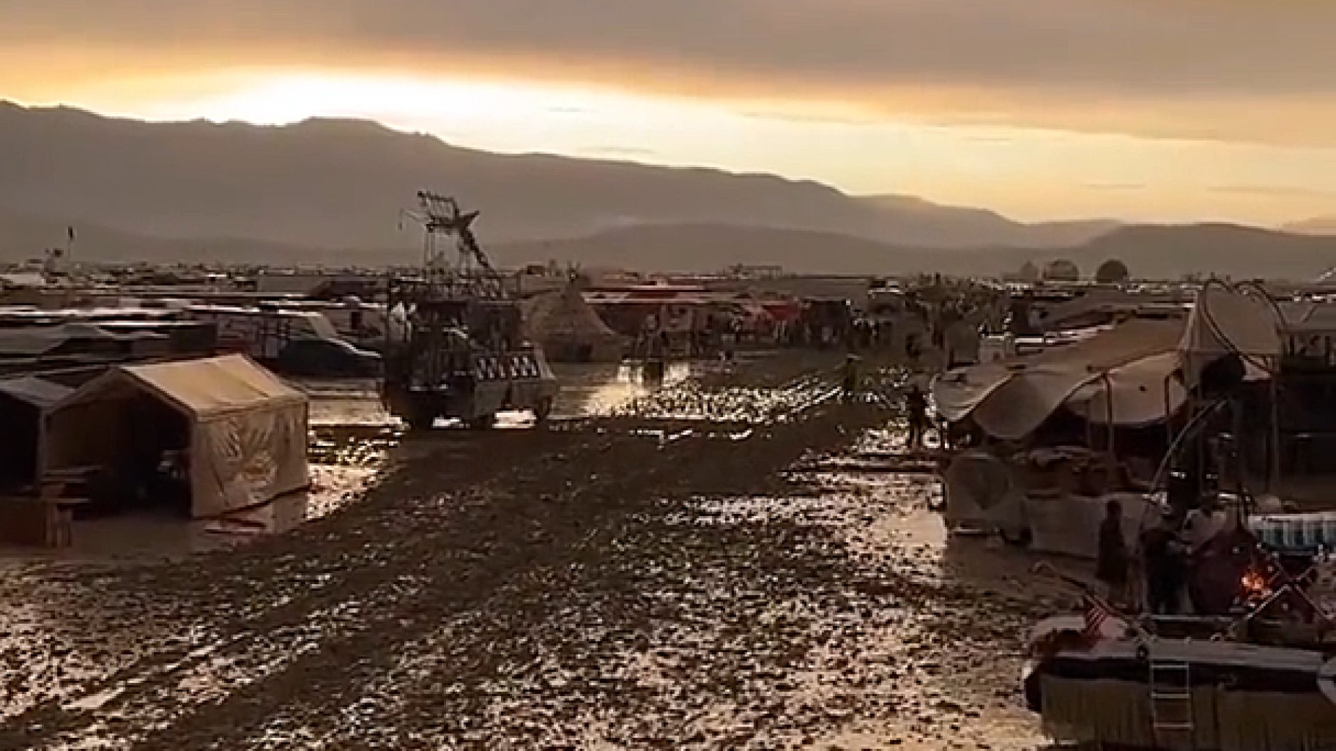 Burning Man: Inundación deja a miles atrapados en desierto de Nevada