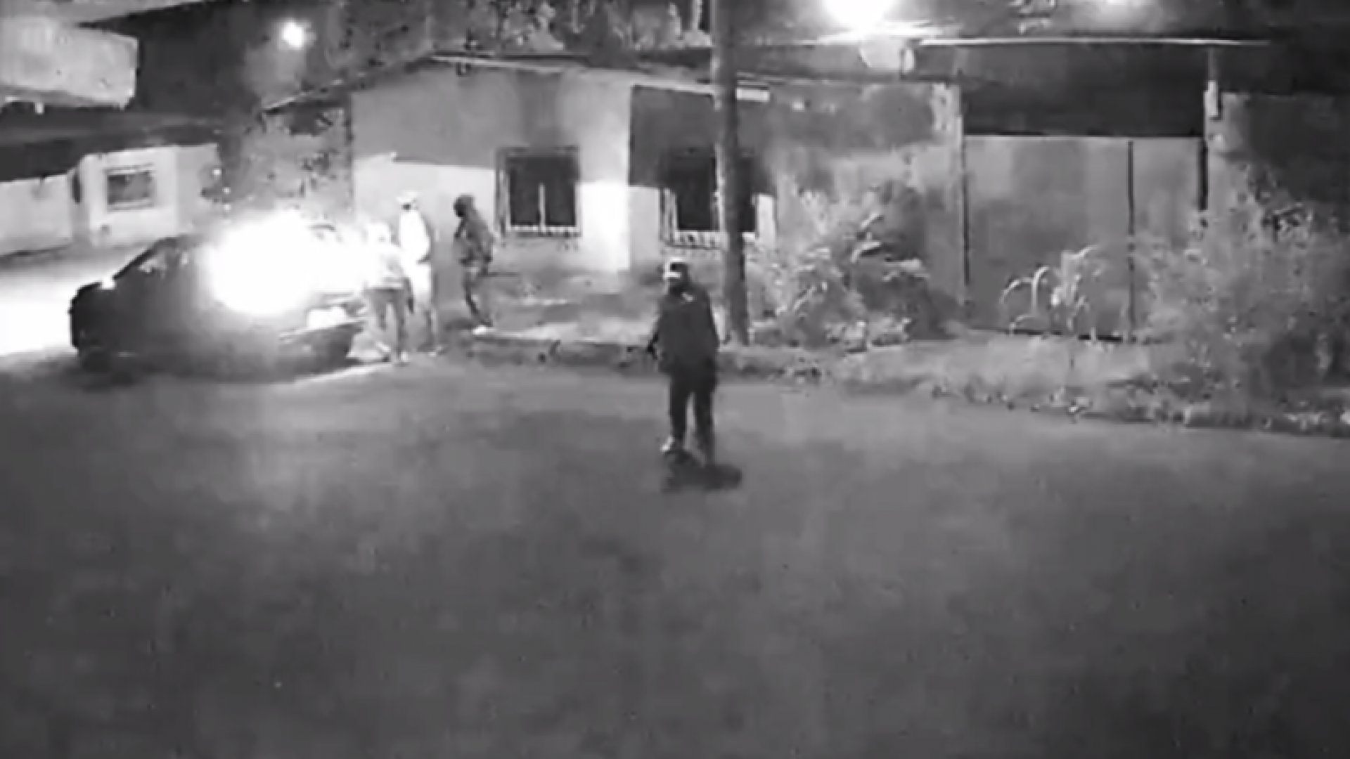 Delincuentes atacan casa, huyen y granada les explota dentro del auto
