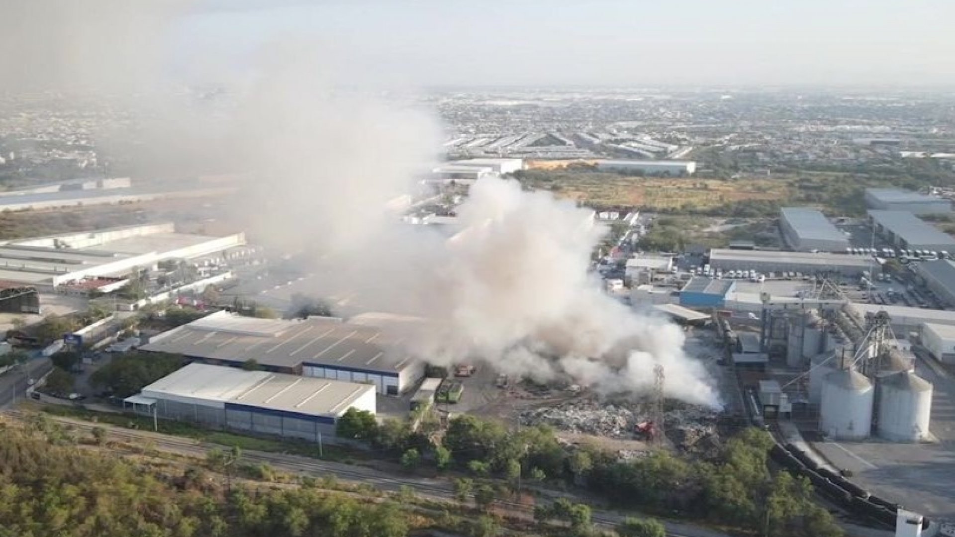 Combaten incendio en Guadalupe, en Monterrey