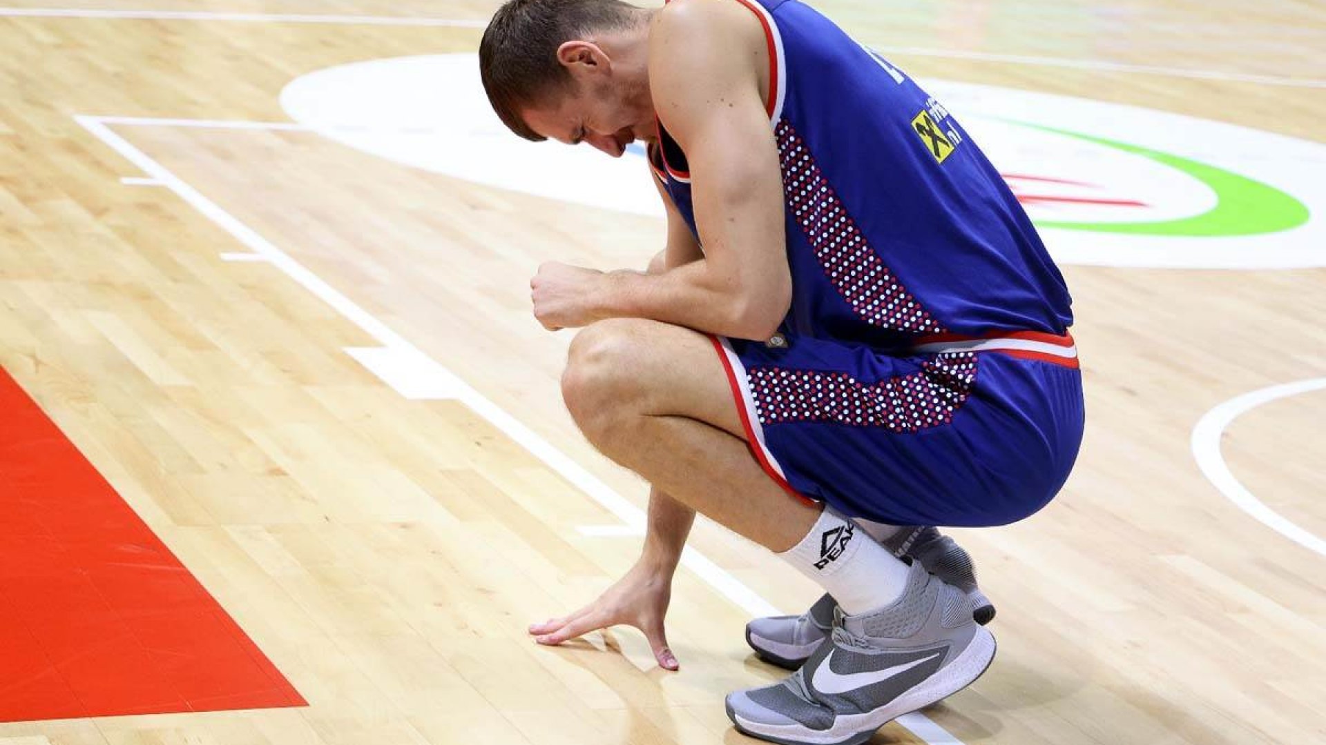 Jugador serbio pierde riñón tras golpe en un juego de basquetbol