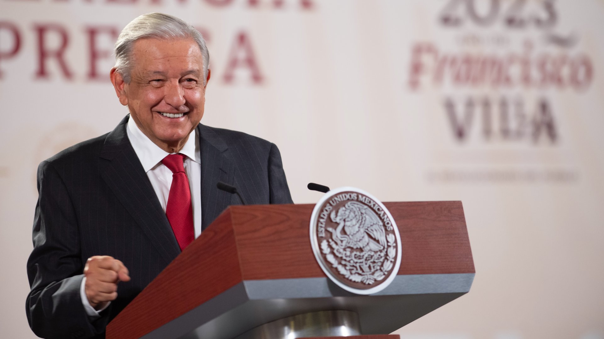 AMLO celebra que aspirantes a la candidatura de Morena no ‘se deschongaron’