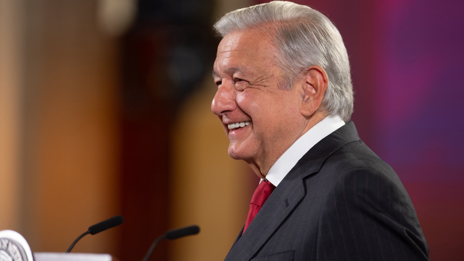 AMLO pide a ministros de la SCJN que recorten su salario 25%