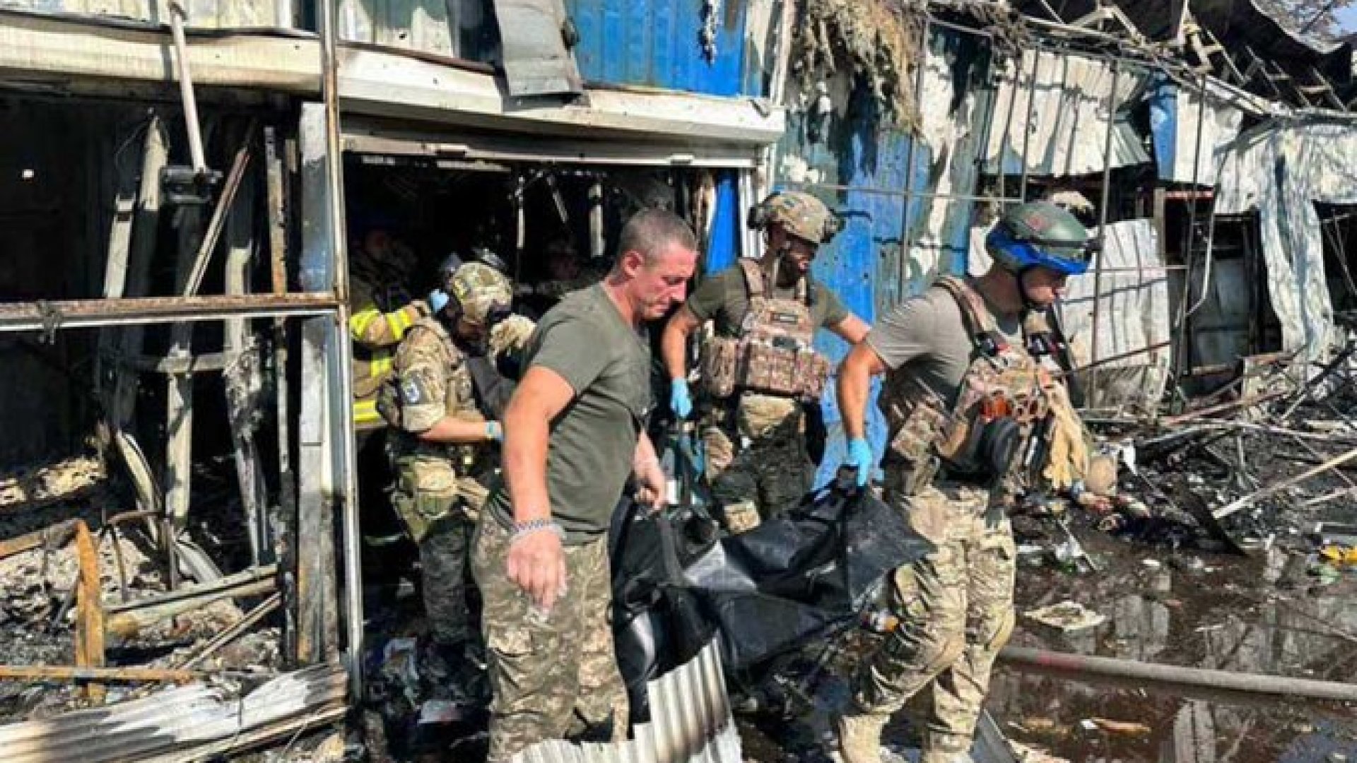 Ataque deja 17 muertos en mercado de Ucrania