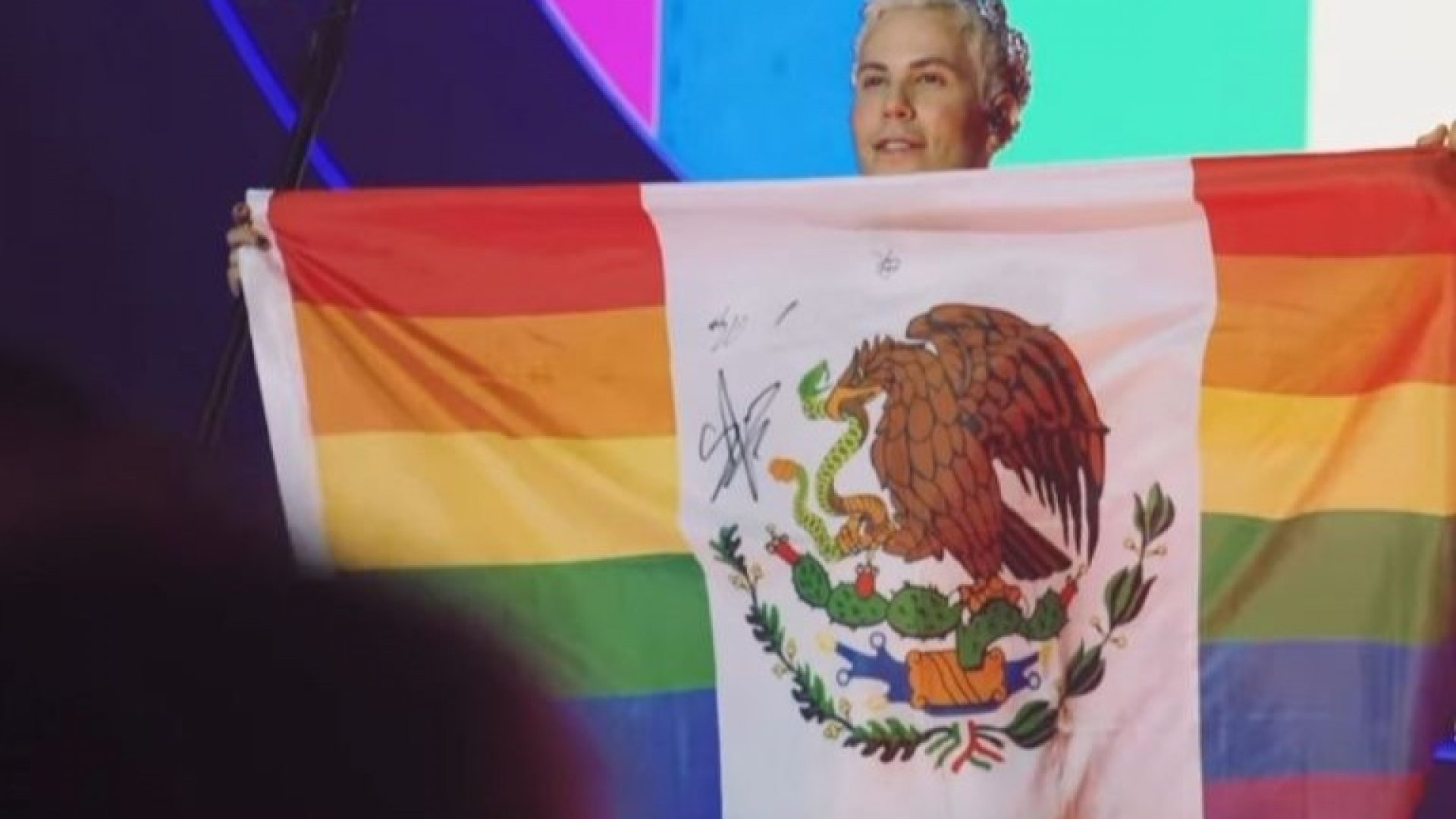 Christian volvió a acaparar los reflectores tras lucir una bandera de México alterada con los colores LGBT