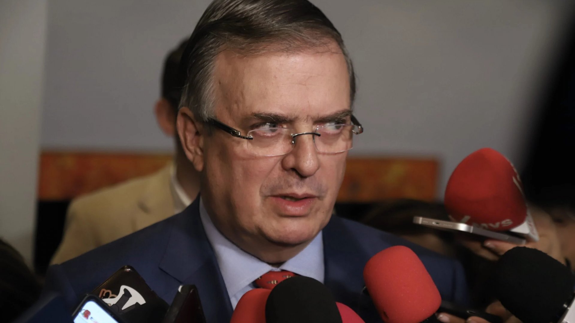 Tras berrinche, Ebrard tira la toalla