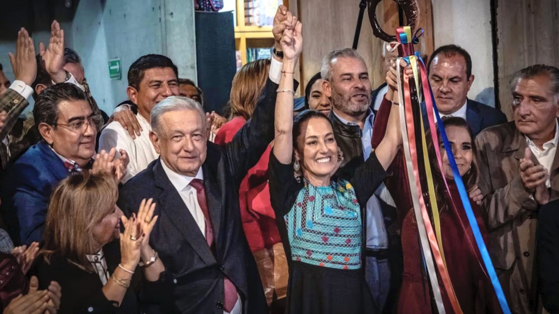 AMLO entregó bastón de mando a Claudia, para continuar transformación