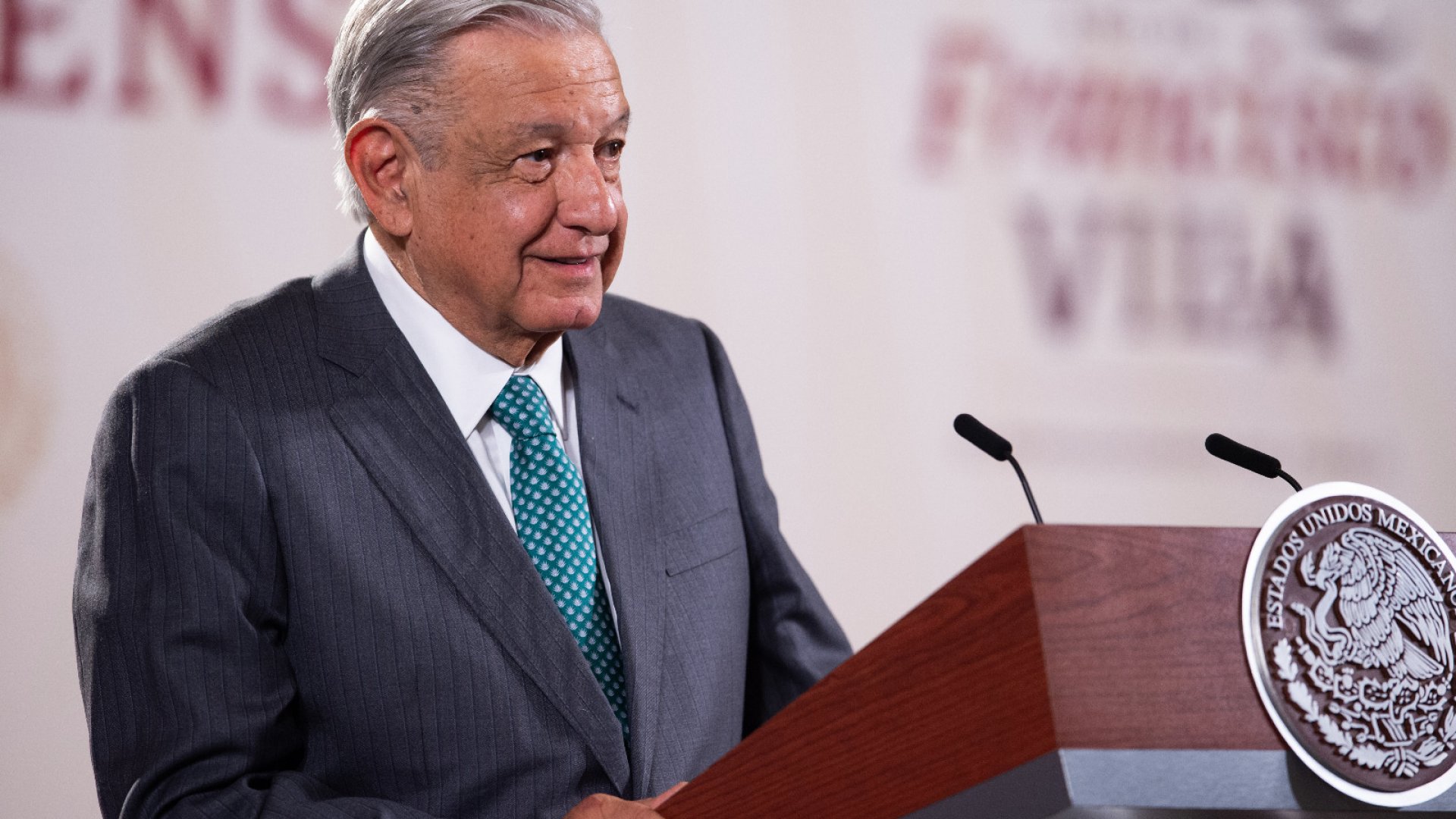 AMLO entrega dirigencia del movimiento de transformación a Sheinbaum