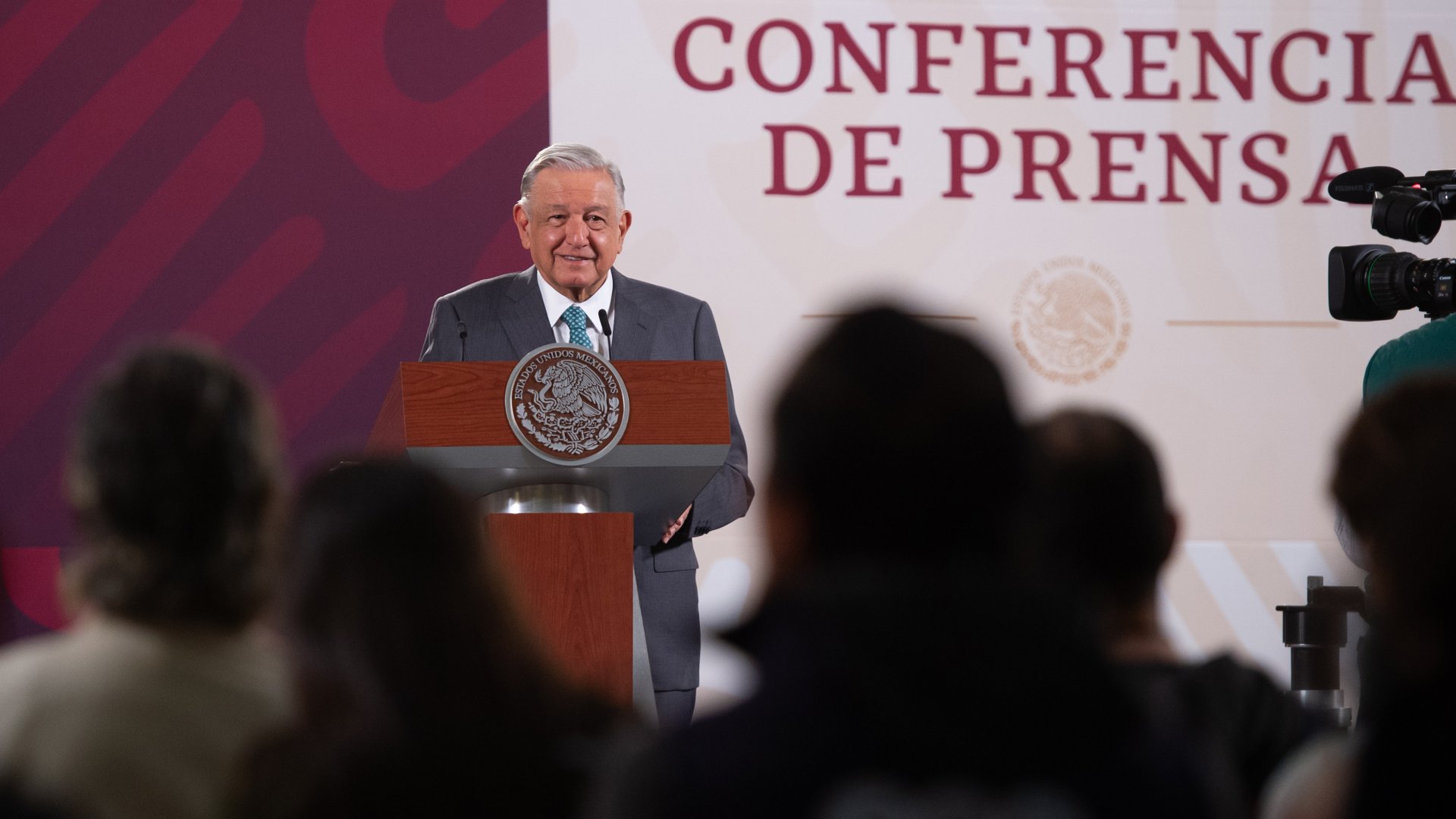 Propuesta de Xóchilt Gálvez de privatizar Pemex me ayuda mucho: AMLO