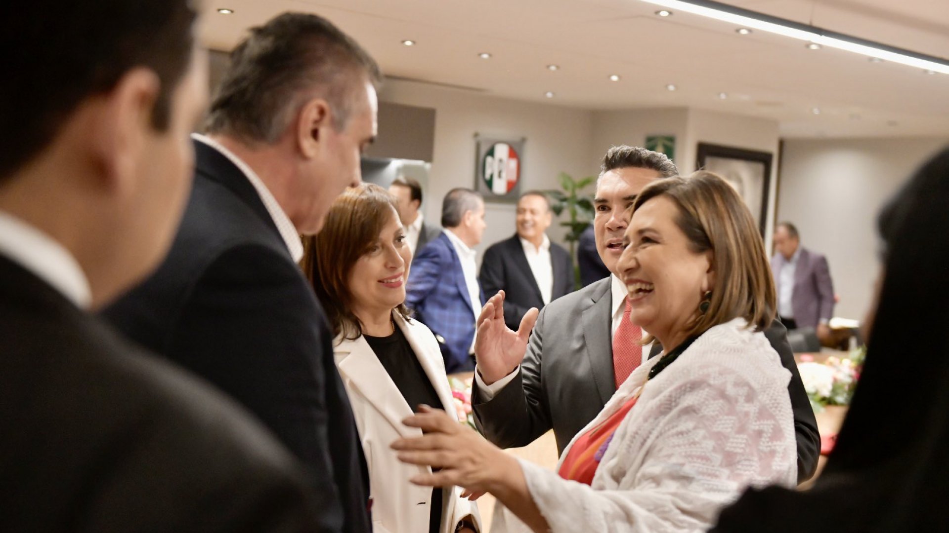 Xóchitl Gálvez se reúne con gobernadores y líderes del PRI
