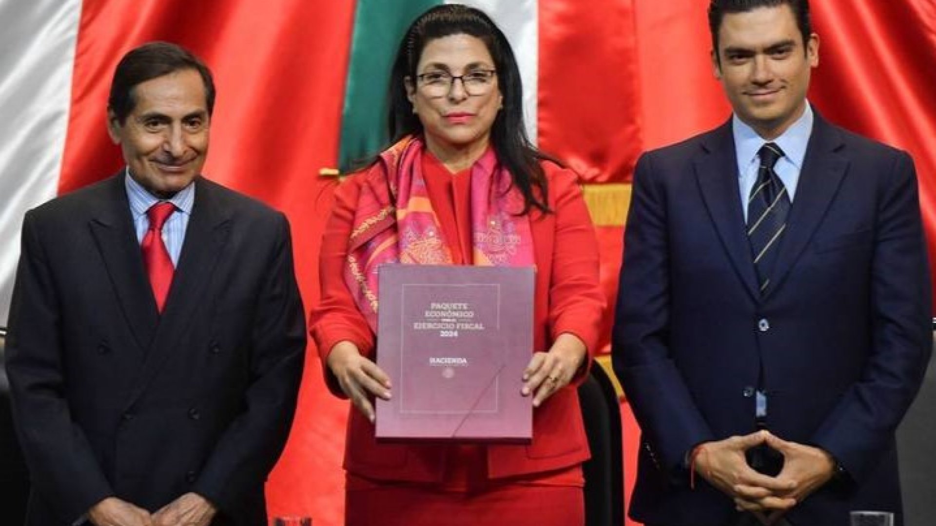 Rogelio Ramírez de la O entrega Paquete Económico 2024 a la Cámara de Diputados