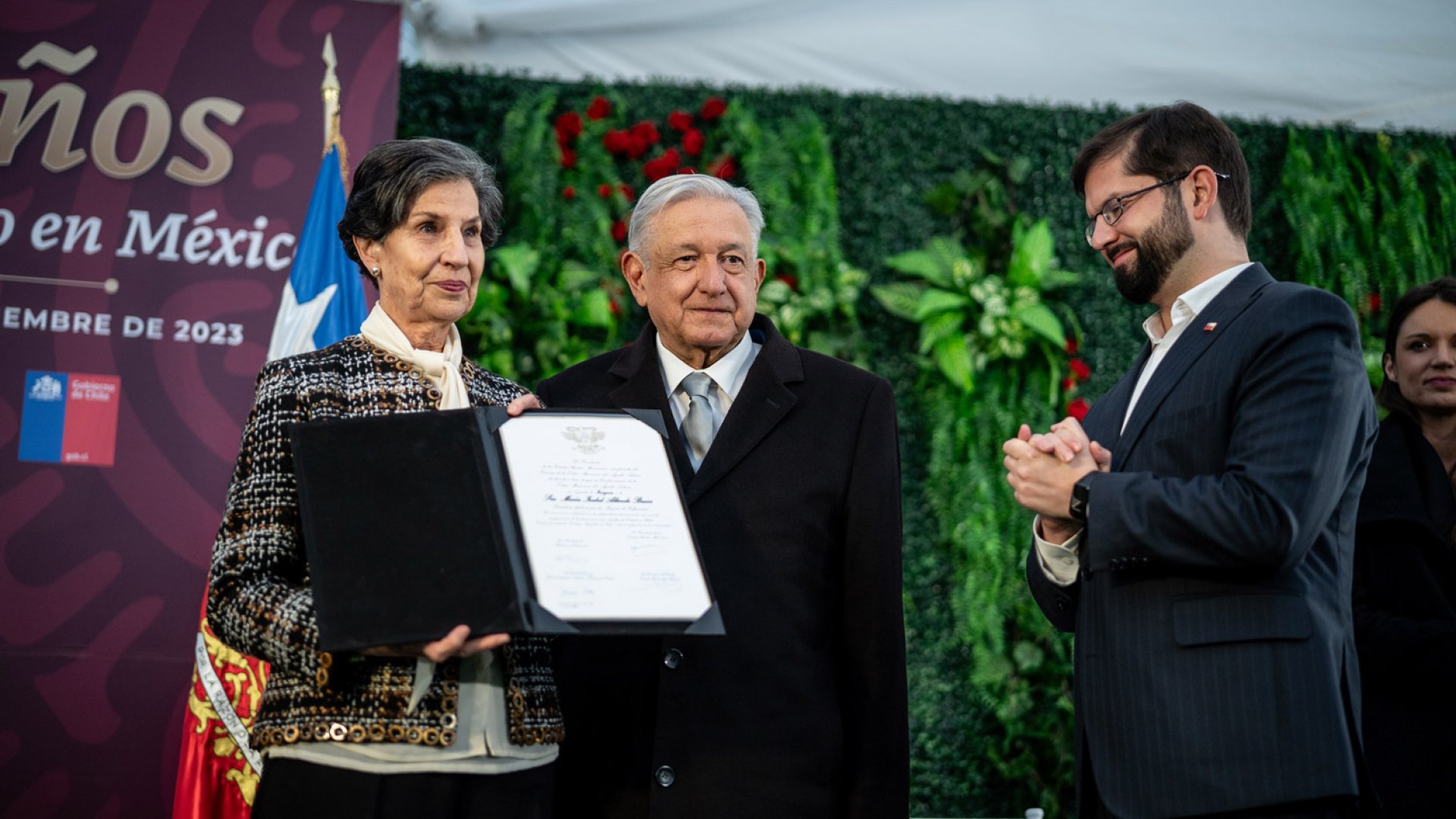 Se compromete AMLO en Chile a cuidar democracia