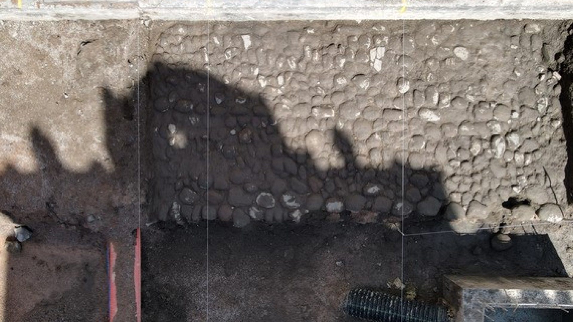 INAH localiza vestigios de empedrado histórico en la ciudad de Puebla