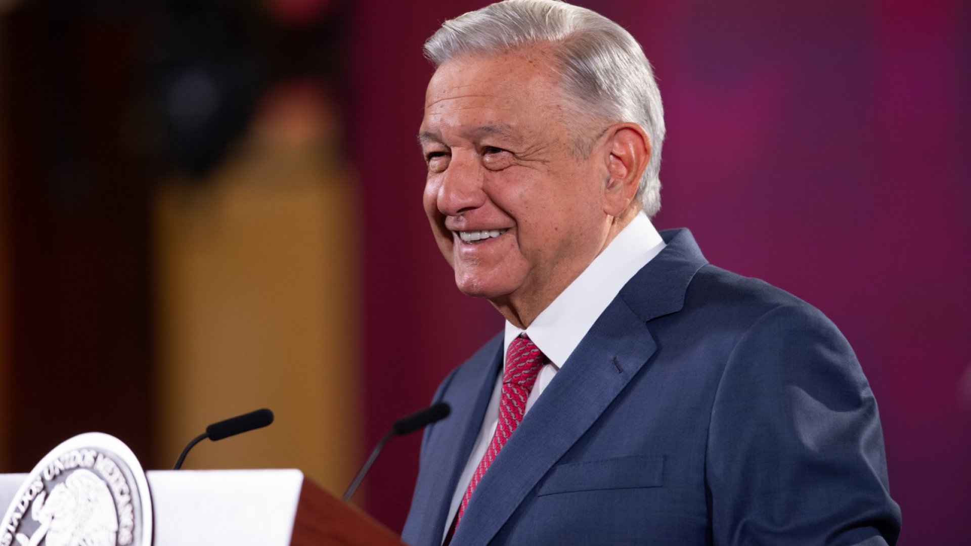 AMLO exhibe a Xóchitl Gálvez rompiendo una piñata del PRI; denuncia incongruencia política 