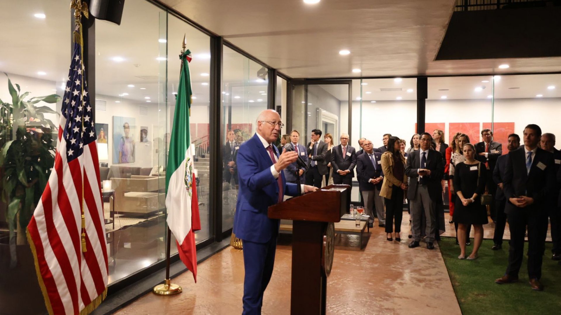 Celebra Ken Salazar regreso de México a Categoría 1 en seguridad aérea